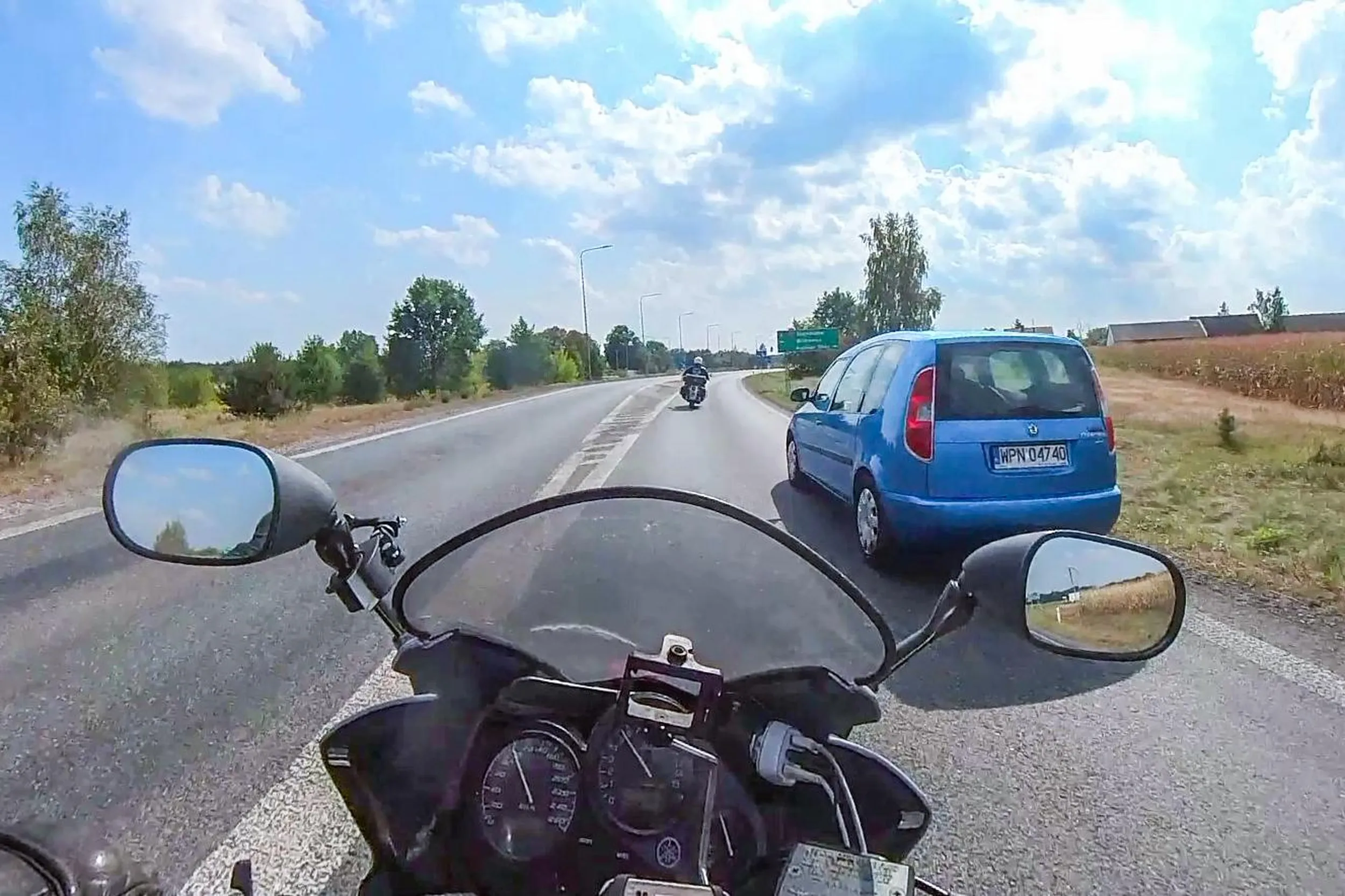 Uprzejmy kierowca względem motocyklistów - robi miejsce. Dziękuję i LwG!