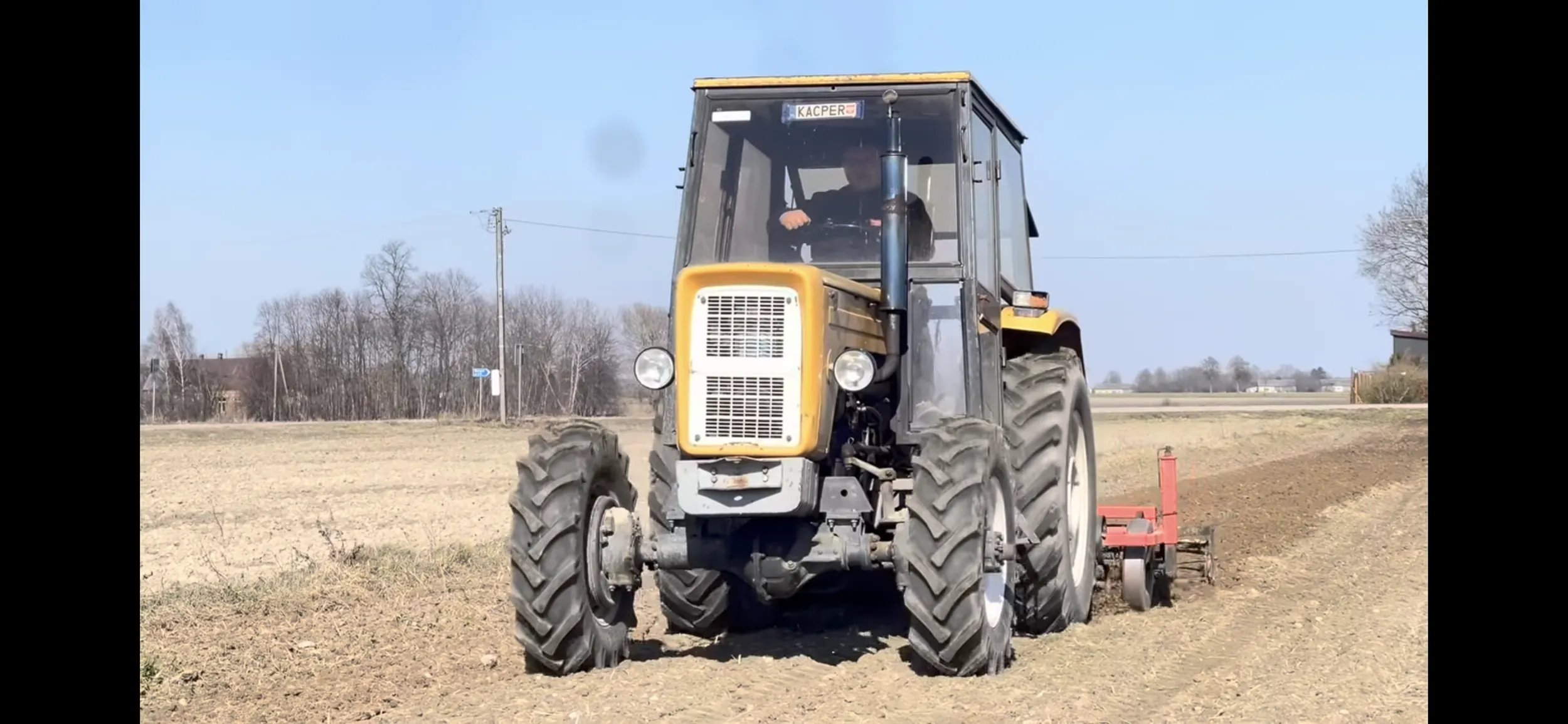 Ładny ciągnik i zrobił szypkę robotę ale mam pytanie do kierującego czemu nie używa pan kierunkowskazu przy zawracaniu??