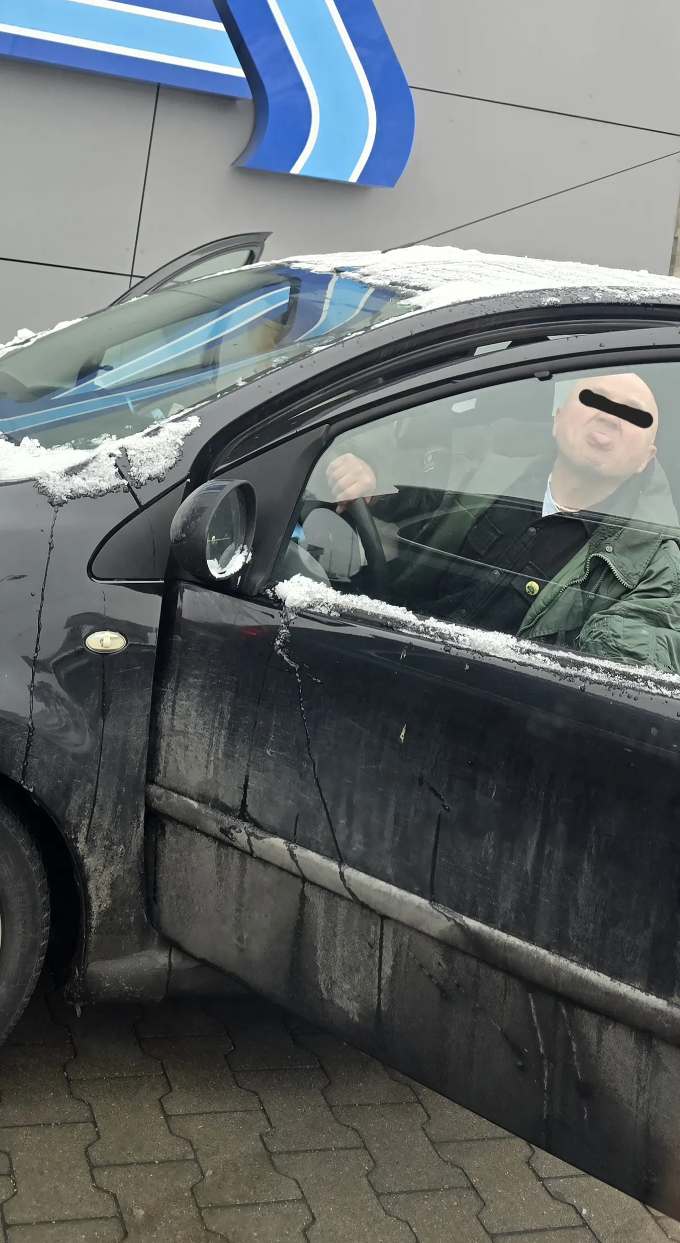 Pan, a w zasadzie Państwo, bardzo agresywni i niekulturalni. Po zwrócenie uwagi, że zastawili samochod, parkując w niedozwolonym miejscu, pomimo pustego parkingu, przypuścili napaść słowną. Jestem przekonana, ze gdyby nie świadkowie, doszłoby do rękoczynów.