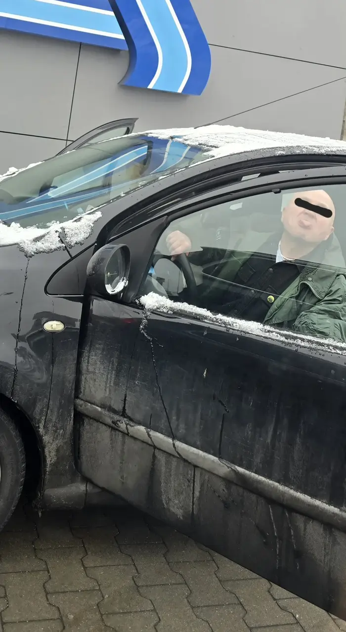 Pan, a w zasadzie Państwo, bardzo agresywni i niekulturalni. Po zwrócenie uwagi, że zastawili samochod, parkując w niedozwolonym miejscu, pomimo pustego parkingu, przypuścili napaść słowną. Jestem przekonana, ze gdyby nie świadkowie, doszłoby do rękoczynów.