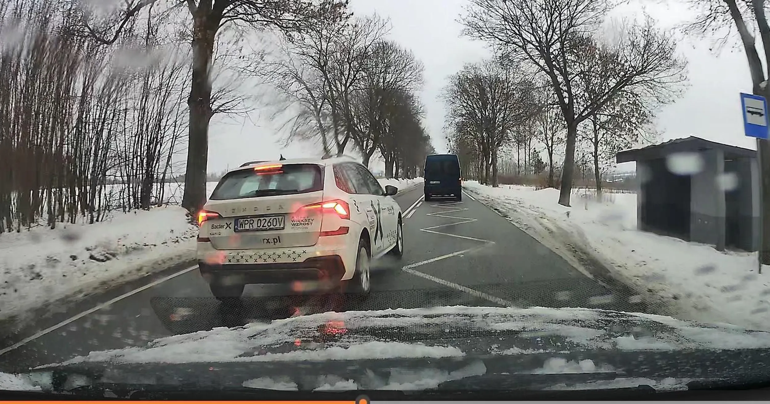 Gość jeździ jak potłuczony. Wyprzedza ciąg pojazdów zajeżdżając drogę.