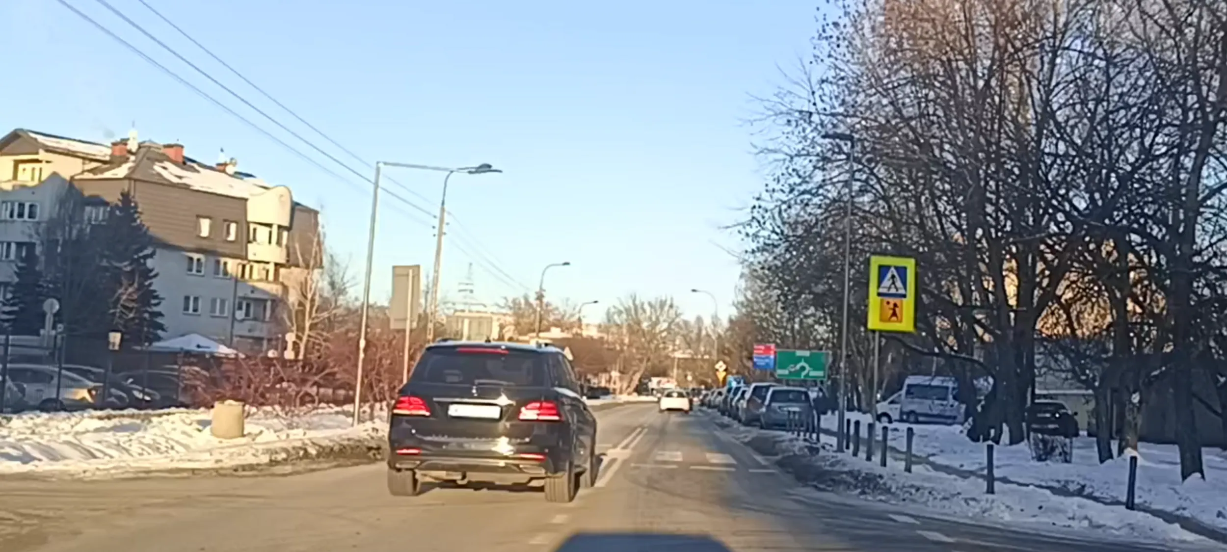 Bandyta drogowy wyprzedza na podwójnej linii ciągłej, na przejściu dla pieszych, z prędkością 90kmh w miejscu ograniczenia do 40kmh