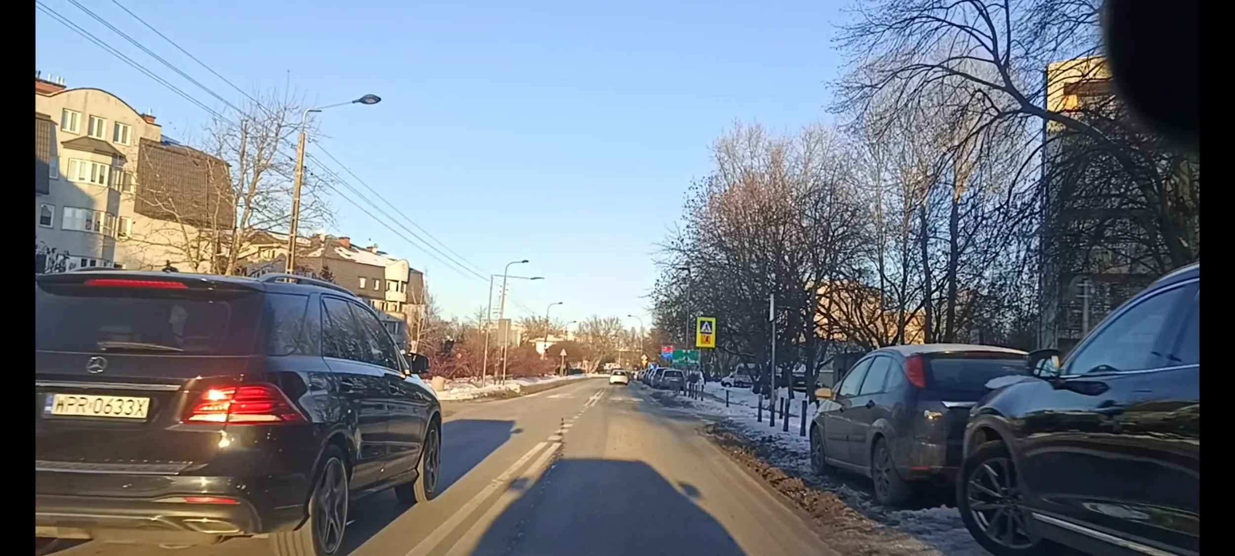 Bandyta drogowy wyprzedza na podwójnej linii ciągłej, na przejściu dla pieszych, z prędkością 90kmh w miejscu ograniczenia do 40kmh