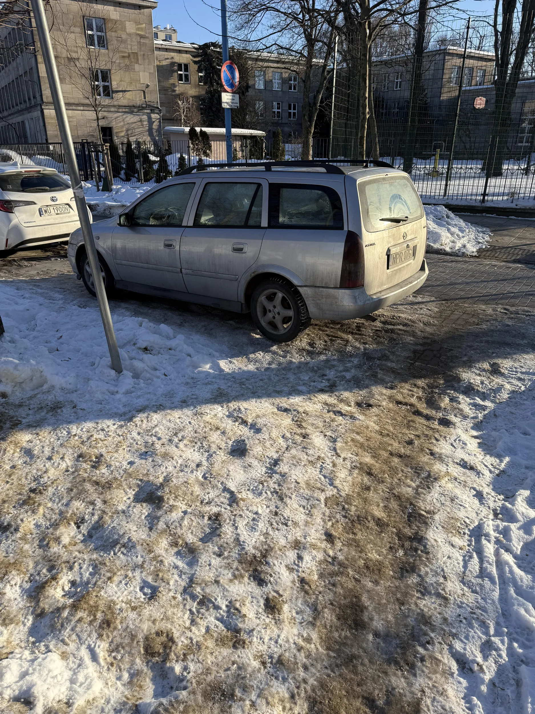 Parkuje na przejściu dla pieszych