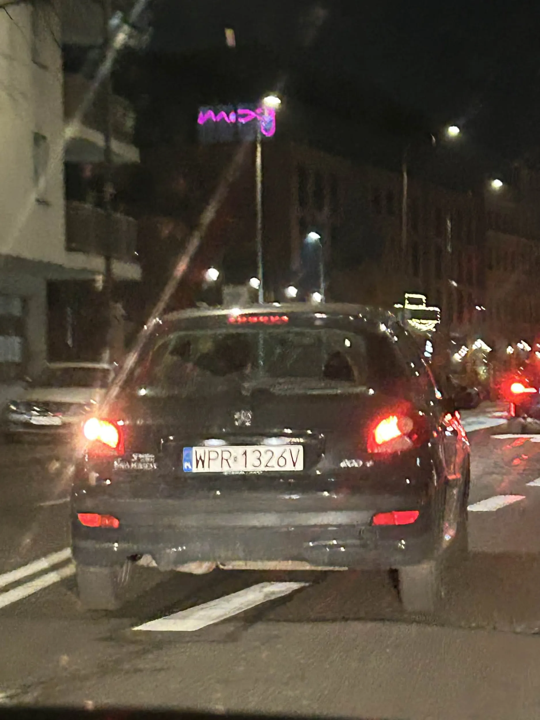 Człowiek nie patrzy w lusterka i zepchnął mnie na lewy pas.