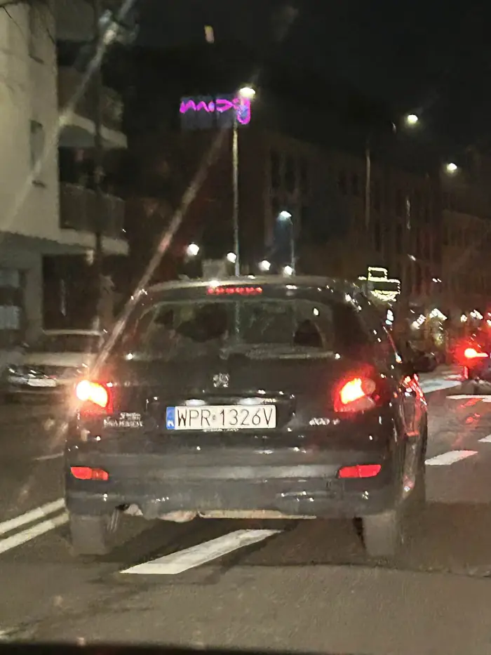 Człowiek nie patrzy w lusterka i zepchnął mnie na lewy pas.