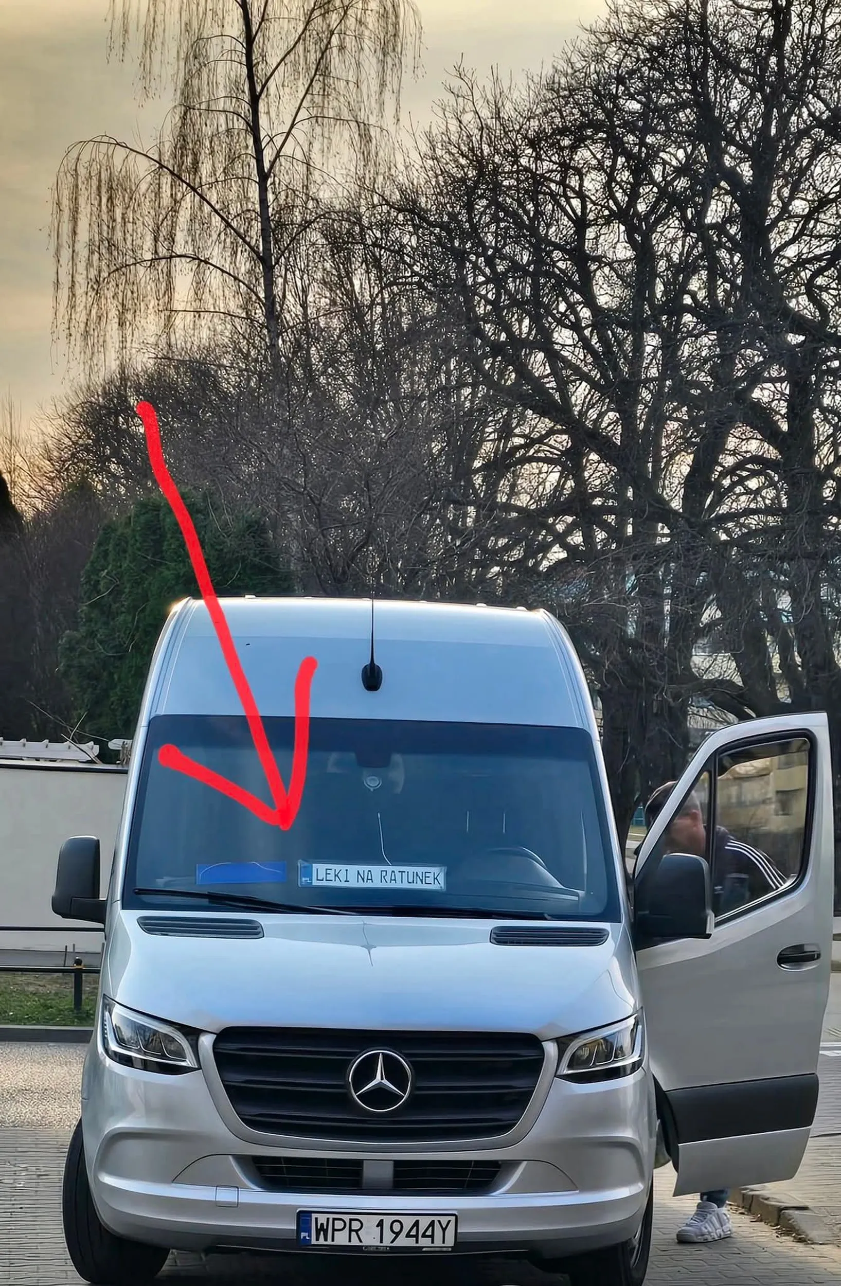 Taka "tabliczka" nie uprawnia do parkowania gdzie się chce i jak się chce. Kierowcę obowiązują takie same zasady jak każdego innego.