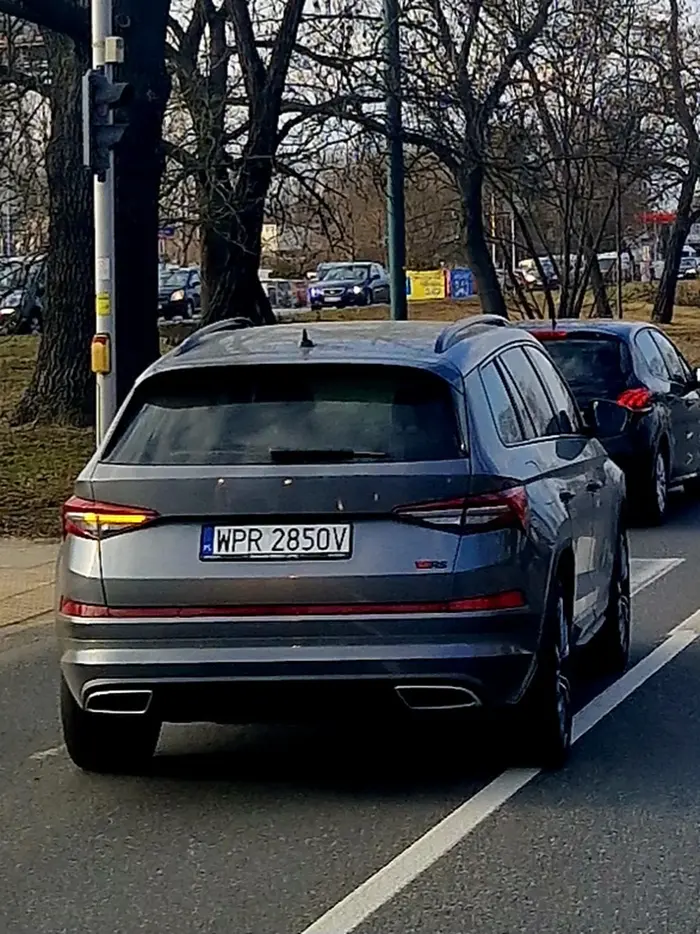 Psychopata za kółkiem, gosc szuka problemów, wjezdza przed maske i celowo hamuje. Później ma pretensje i wygraża innym. Brak jakiejkolwiek kultury.
