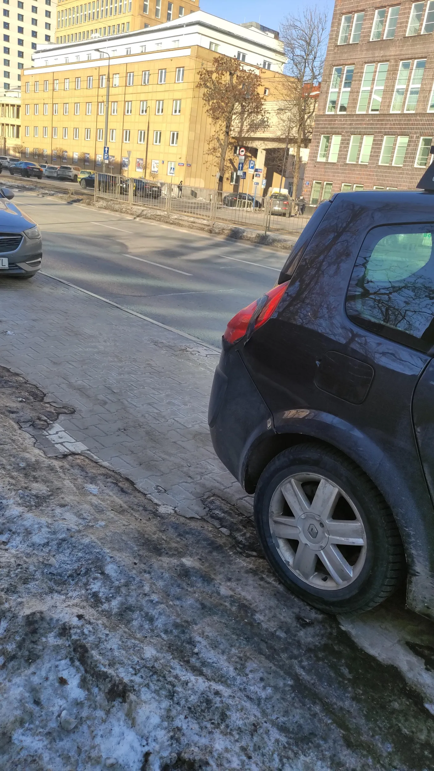 Pozdrowienia dla kierowcy tego samochodu który nie potrafi się zaparkować