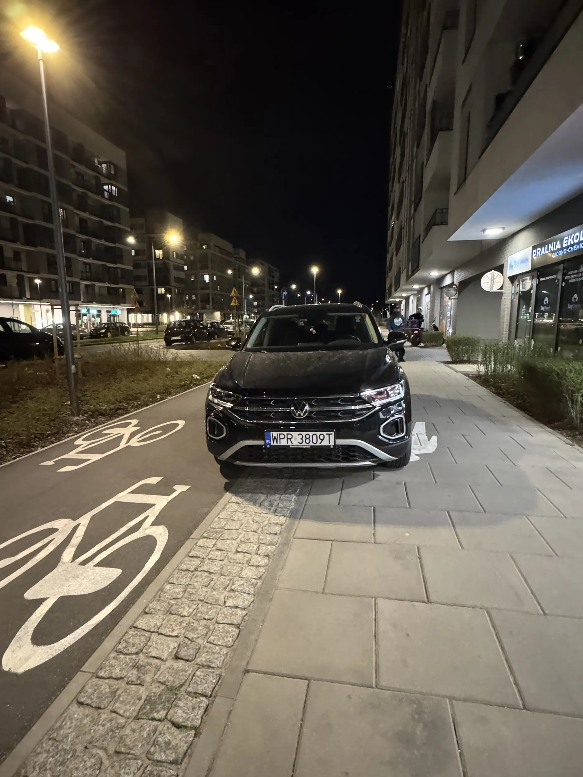 Parkowanie na chodniku i ścieżce rowerowej