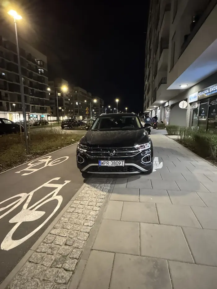 Parkowanie na chodniku i ścieżce rowerowej