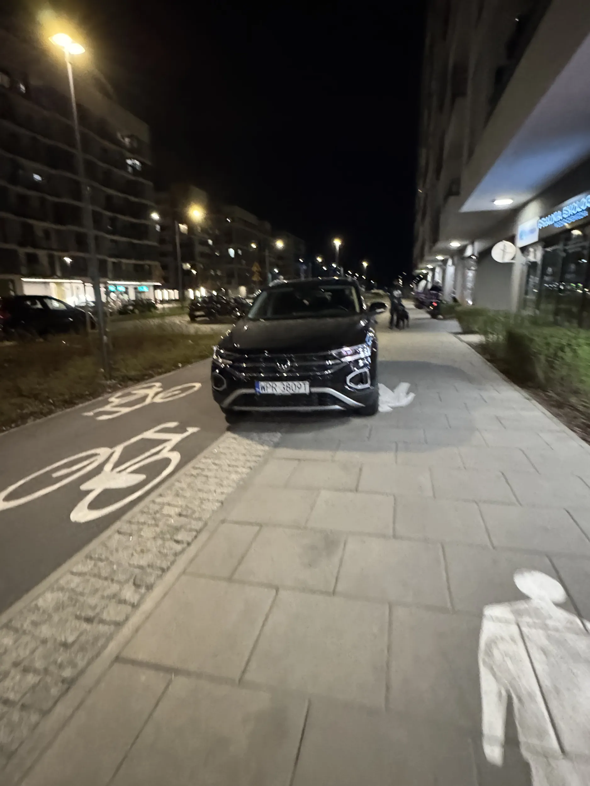 Parkowanie na chodniku i ścieżce rowerowej