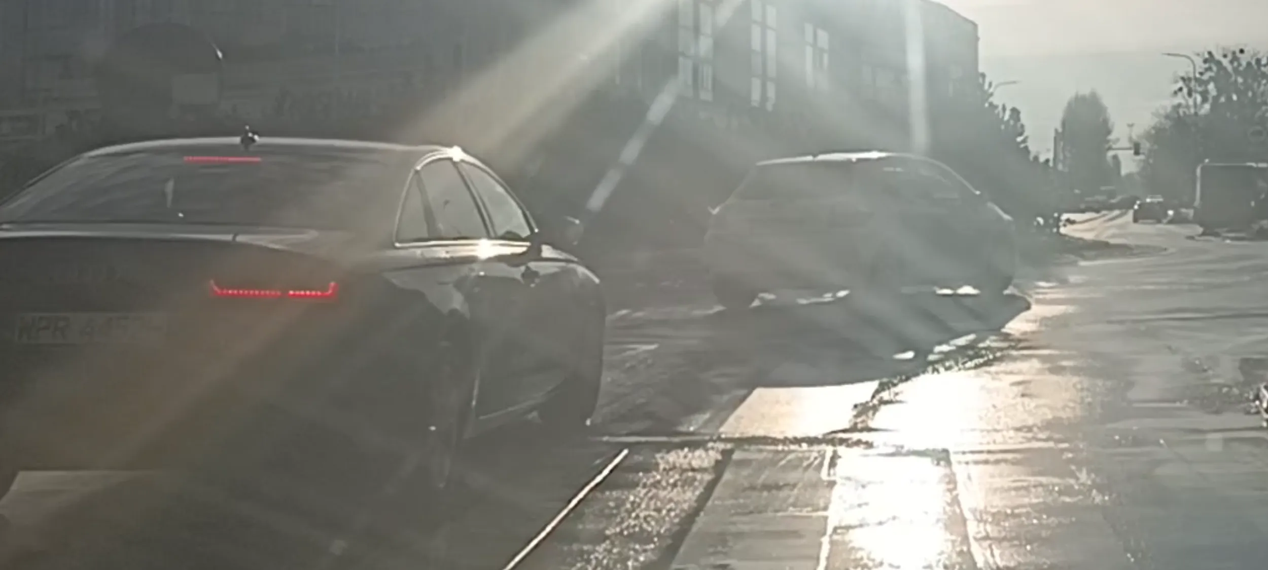 Bandyta drogowy wyprzedził mnie przed przejściem dla pieszych i nie ustąpił pieszym pierwszeństwa gdy juz stali przed przejściem. Na tym przejściu kierowcy mają czerwony sygnalizator gdy pieszy stoi przy przejściu dla pieszych.