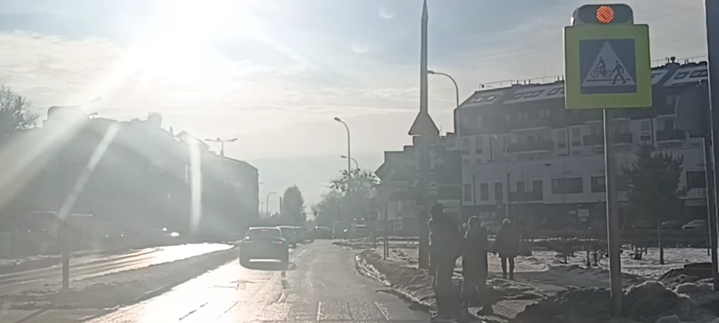 Bandyta drogowy wyprzedził mnie przed przejściem dla pieszych i nie ustąpił pieszym pierwszeństwa gdy juz stali przed przejściem. Na tym przejściu kierowcy mają czerwony sygnalizator gdy pieszy stoi przy przejściu dla pieszych.