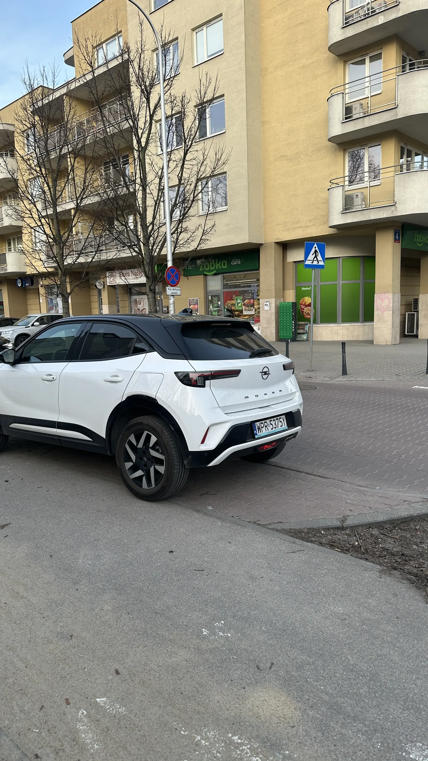 Nawet jak są miejsca parkingowe to kierowcy nie chce się kręcić kierownicą i parkuje prawie na przejściu dla pieszych żeby było bliżej o dwa metry do żabki
