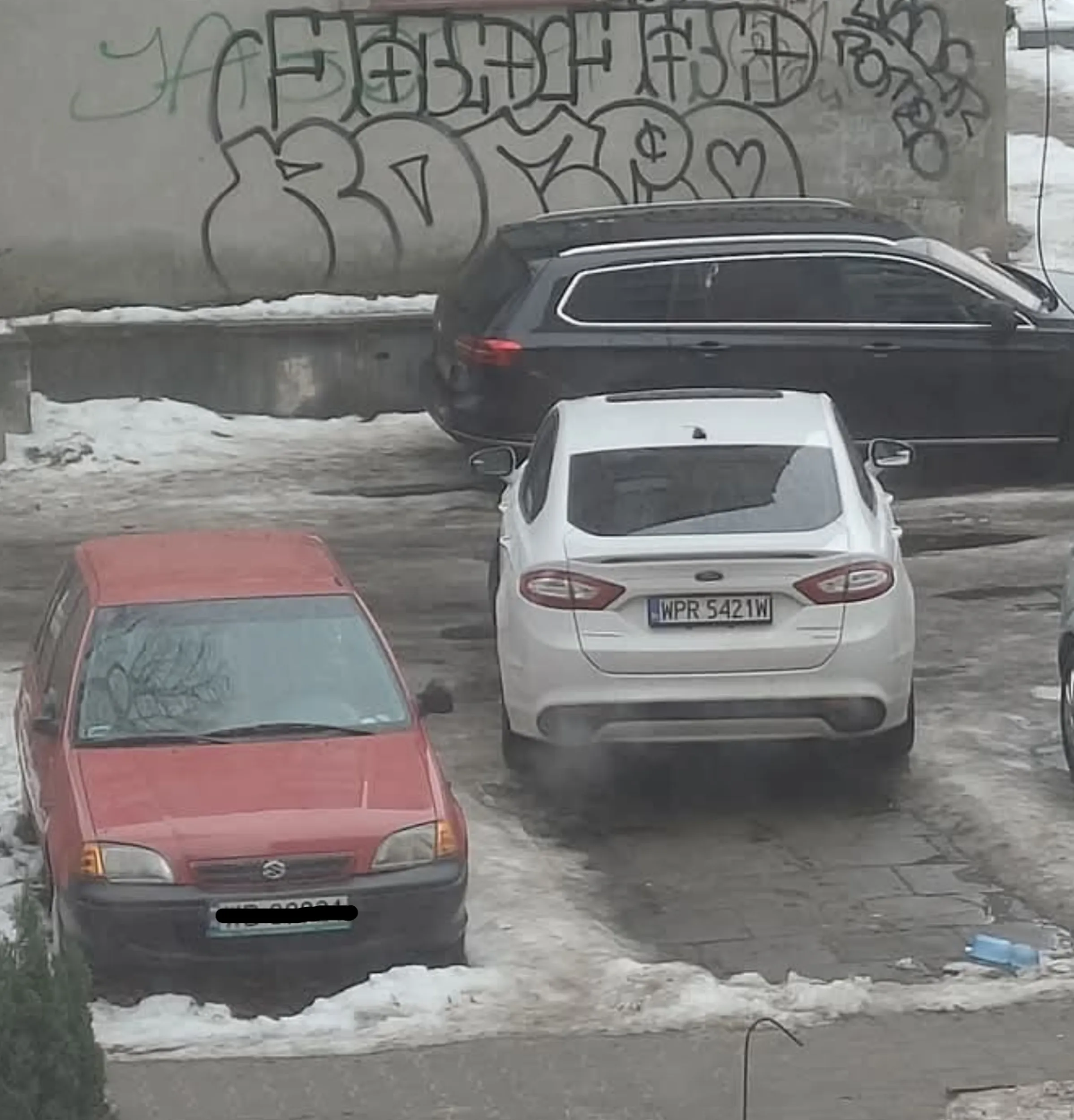 Uszkodził celowo lusterko w czerwonym aucie.