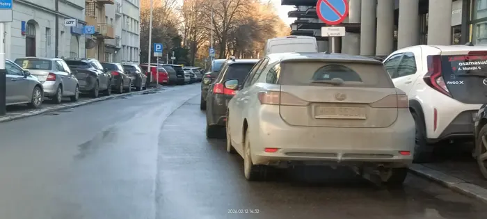 Parkuje na skrzyżowaniu.