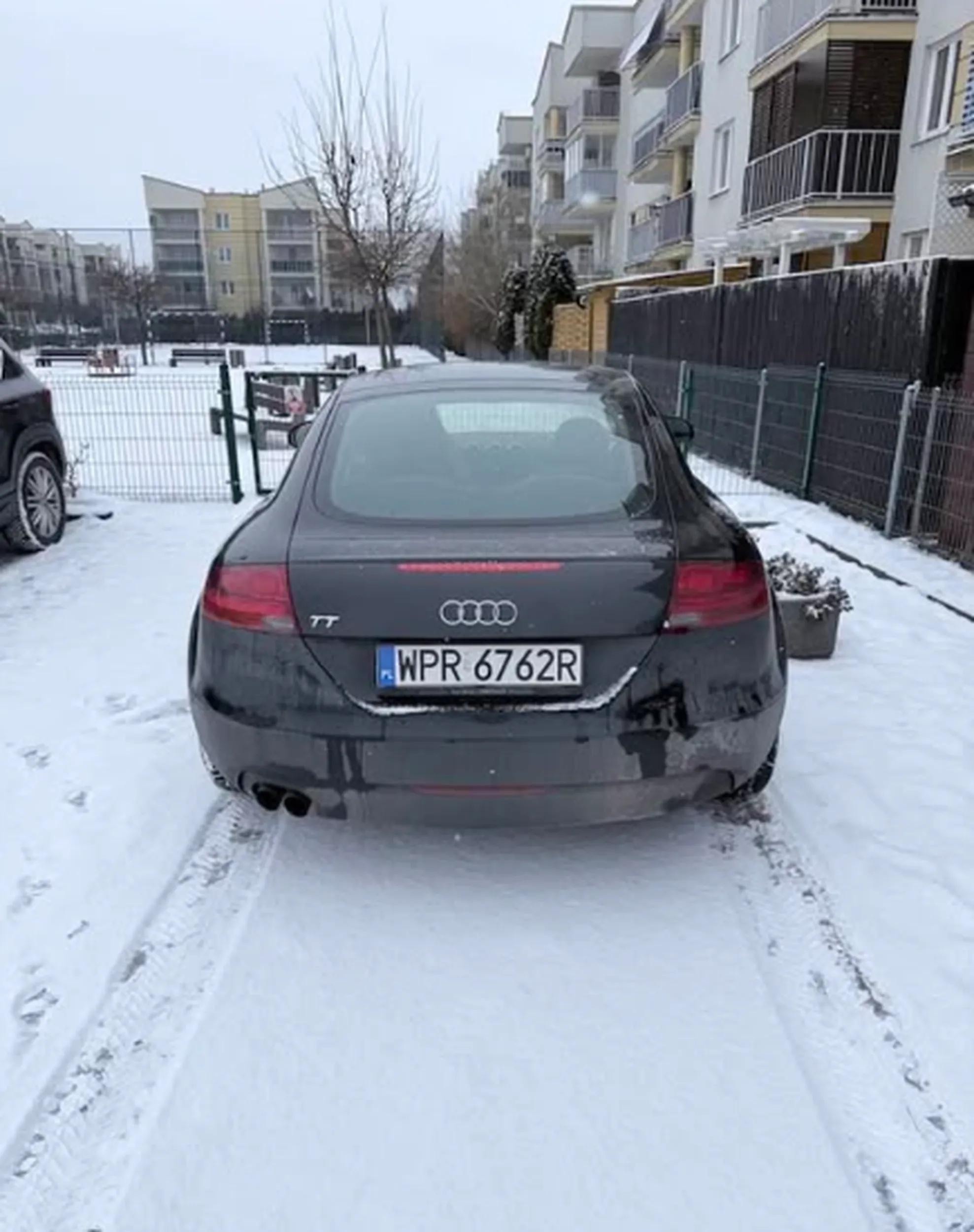 Auto permanentnie parkuje na zakazie przy furtce na plac zabaw na osiedlu Reymonta.