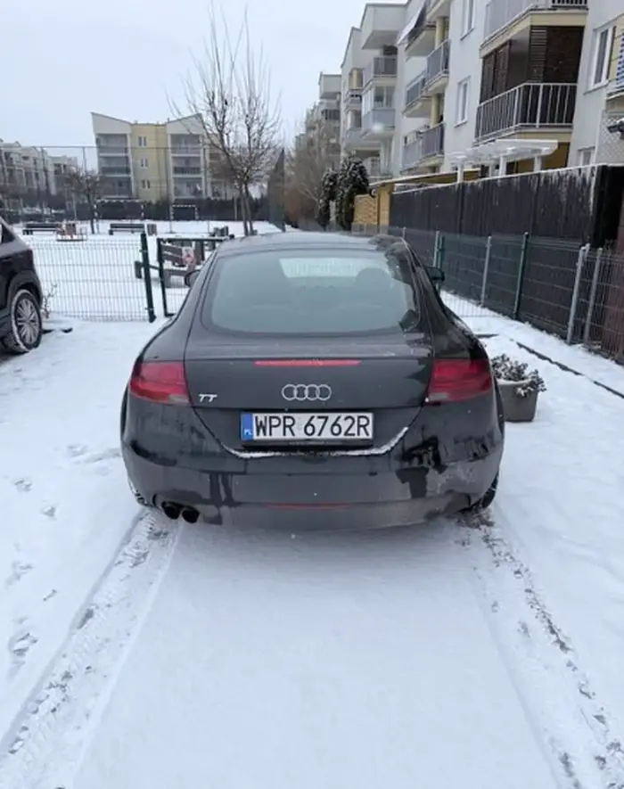 Auto permanentnie parkuje na zakazie przy furtce na plac zabaw na osiedlu Reymonta.