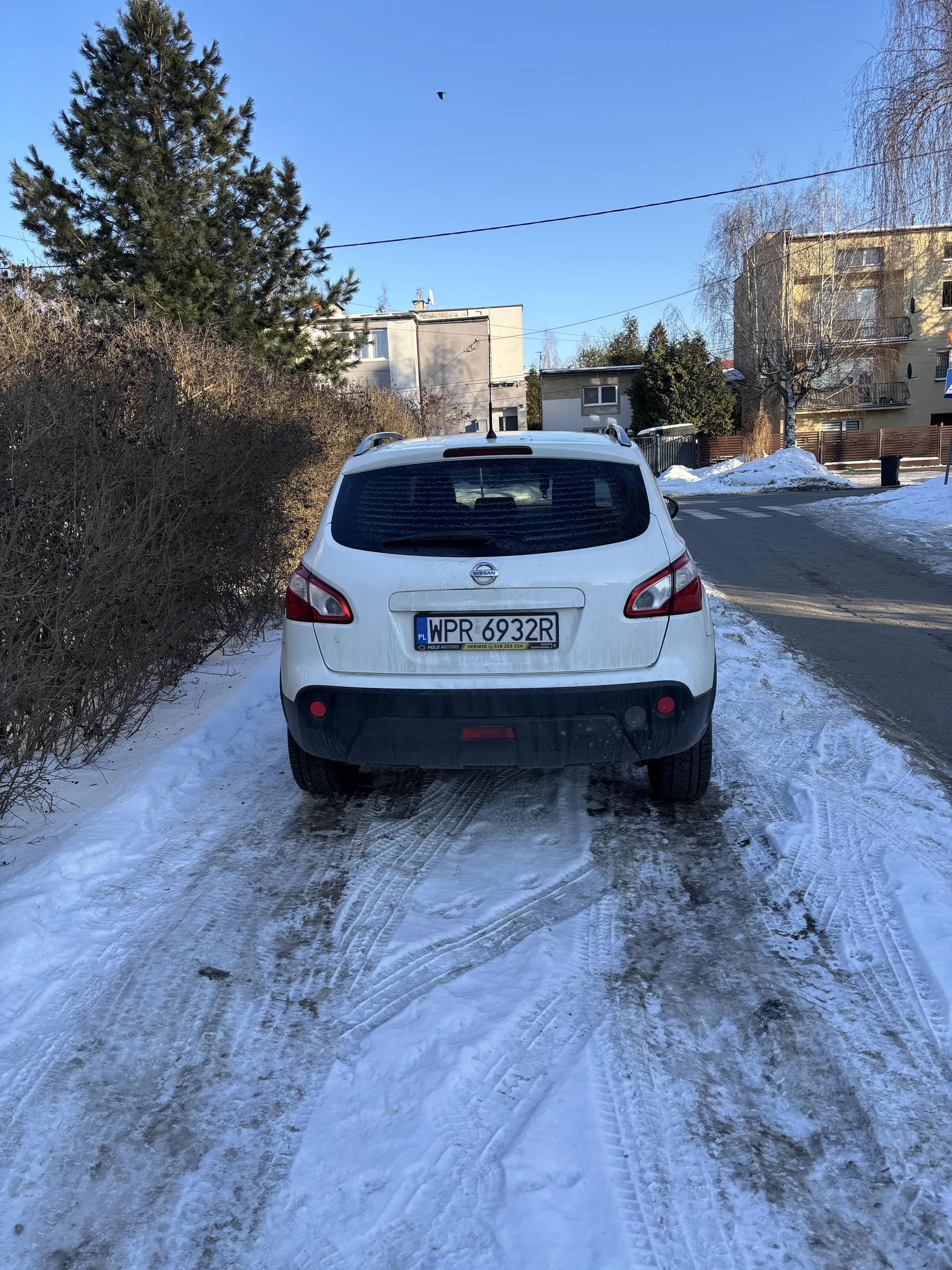 Stoi na środku chodnika