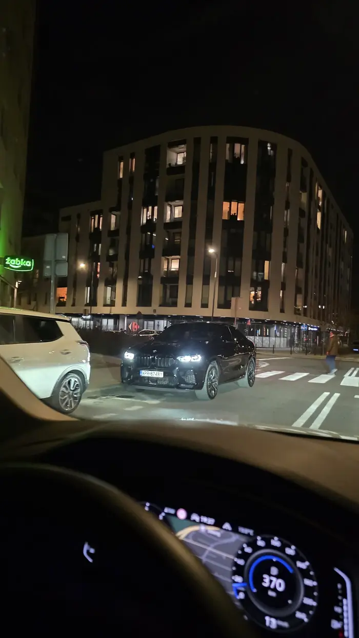 Kierowca ma bardzo niebezpieczną przypadłość - nie widzi pieszych na przejściu, ani samych przejść dla pieszych, gdyż na nich parkuje.