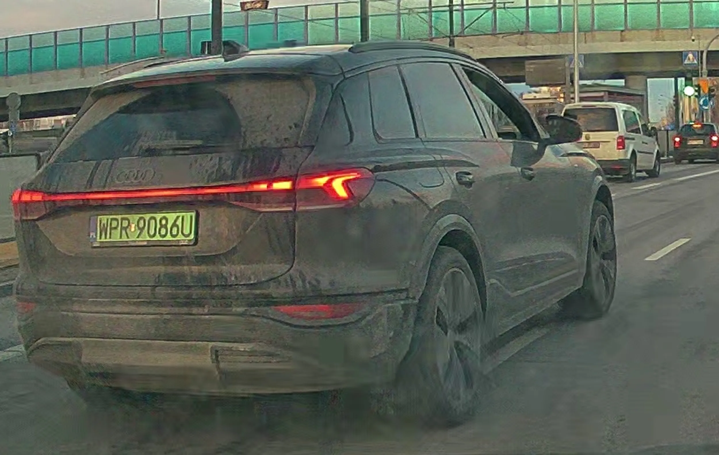 Kierowca audi (WPR 9086U)chciał zmienić pas ruchu wymuszając pierwszeństwo. A jak prawie doprowadził do kolizji pojazdów to wyzwiska leciały. PS. materiał wideo został wysłany na stopagresjidrogowej@ksp.policja.gov.pl