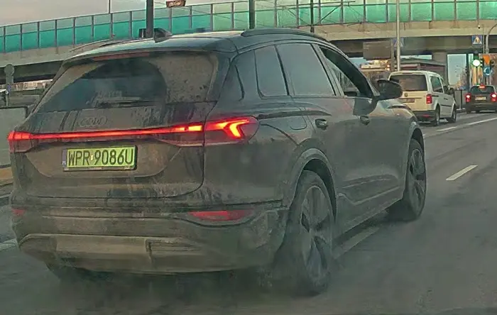 Kierowca audi (WPR 9086U)chciał zmienić pas ruchu wymuszając pierwszeństwo. A jak prawie doprowadził do kolizji pojazdów to wyzwiska leciały. PS. materiał wideo został wysłany na stopagresjidrogowej@ksp.policja.gov.pl