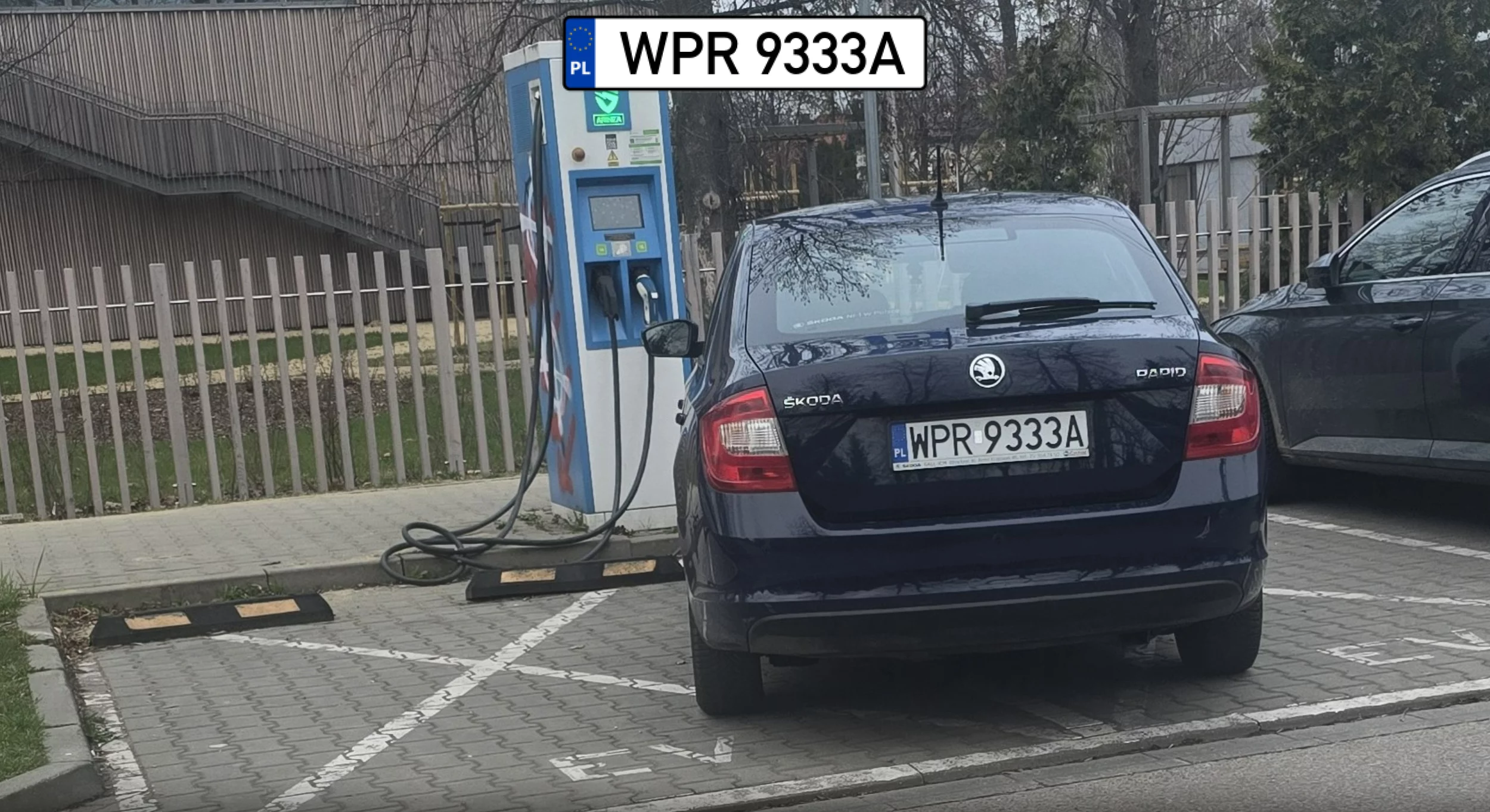 Zastawianie ładowarek i to po mistrzowsku aż 2 miejsca na raz, totalna chamówa