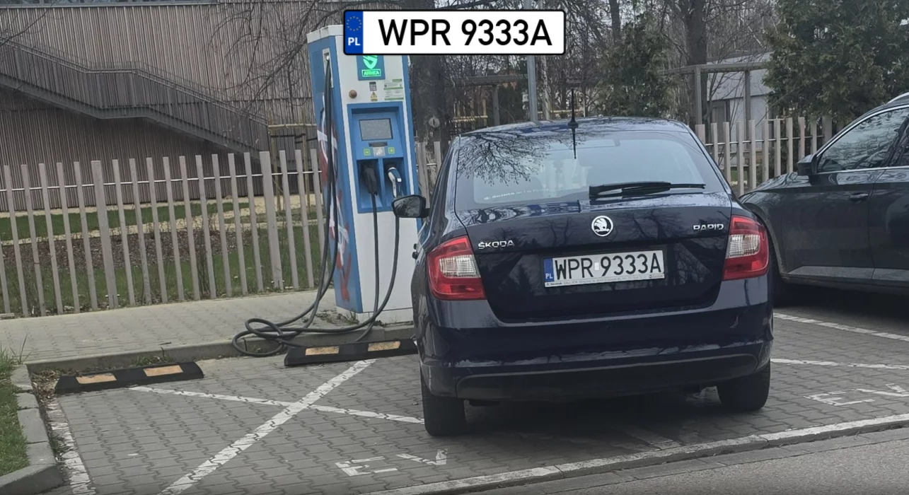 Zastawianie ładowarek i to po mistrzowsku aż 2 miejsca na raz, totalna chamówa