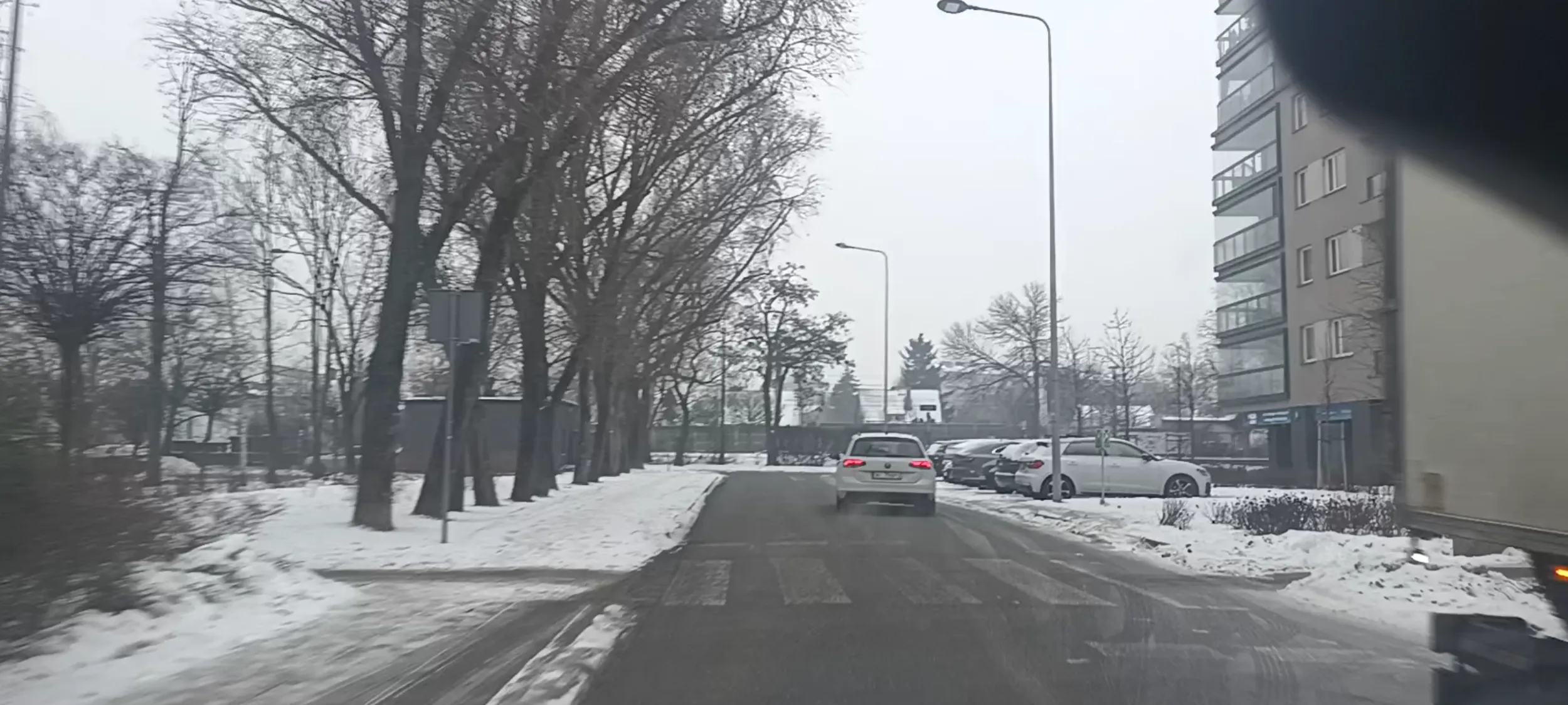 Bandyta drogowy postawił wraka przed samym przejściem dla pieszych zasłaniając całkowicie widoczność a to miejsce o bardzo dużym ruchu drogowym i pieszym