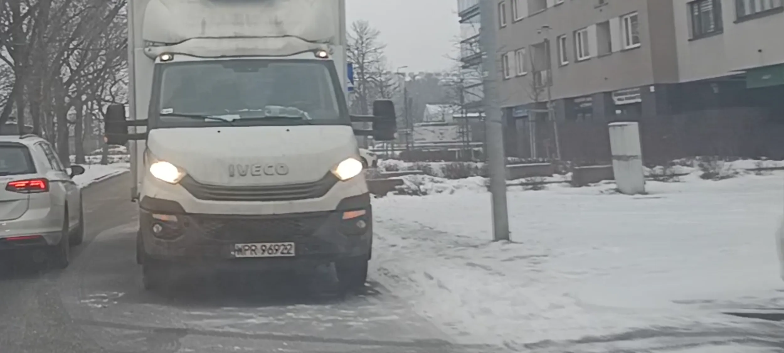 Bandyta drogowy postawił wraka przed samym przejściem dla pieszych zasłaniając całkowicie widoczność a to miejsce o bardzo dużym ruchu drogowym i pieszym