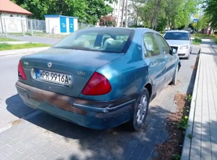 Stoi tam 1 lat w Niedrzwicah ktoś przyjechał z Warszawie i porzucił szko