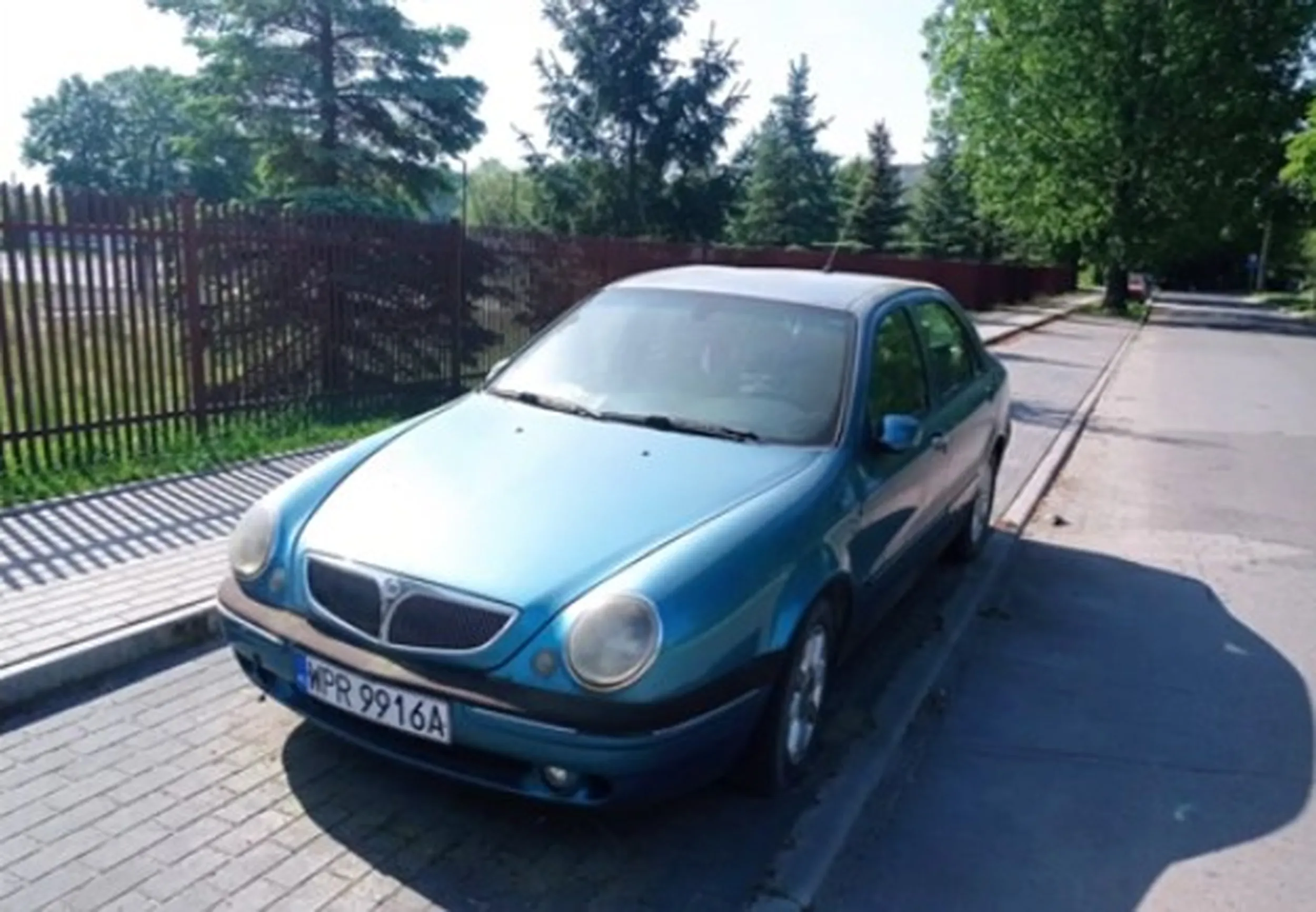 Stoi tam 1 lat w Niedrzwicah ktoś przyjechał z Warszawie i porzucił szko