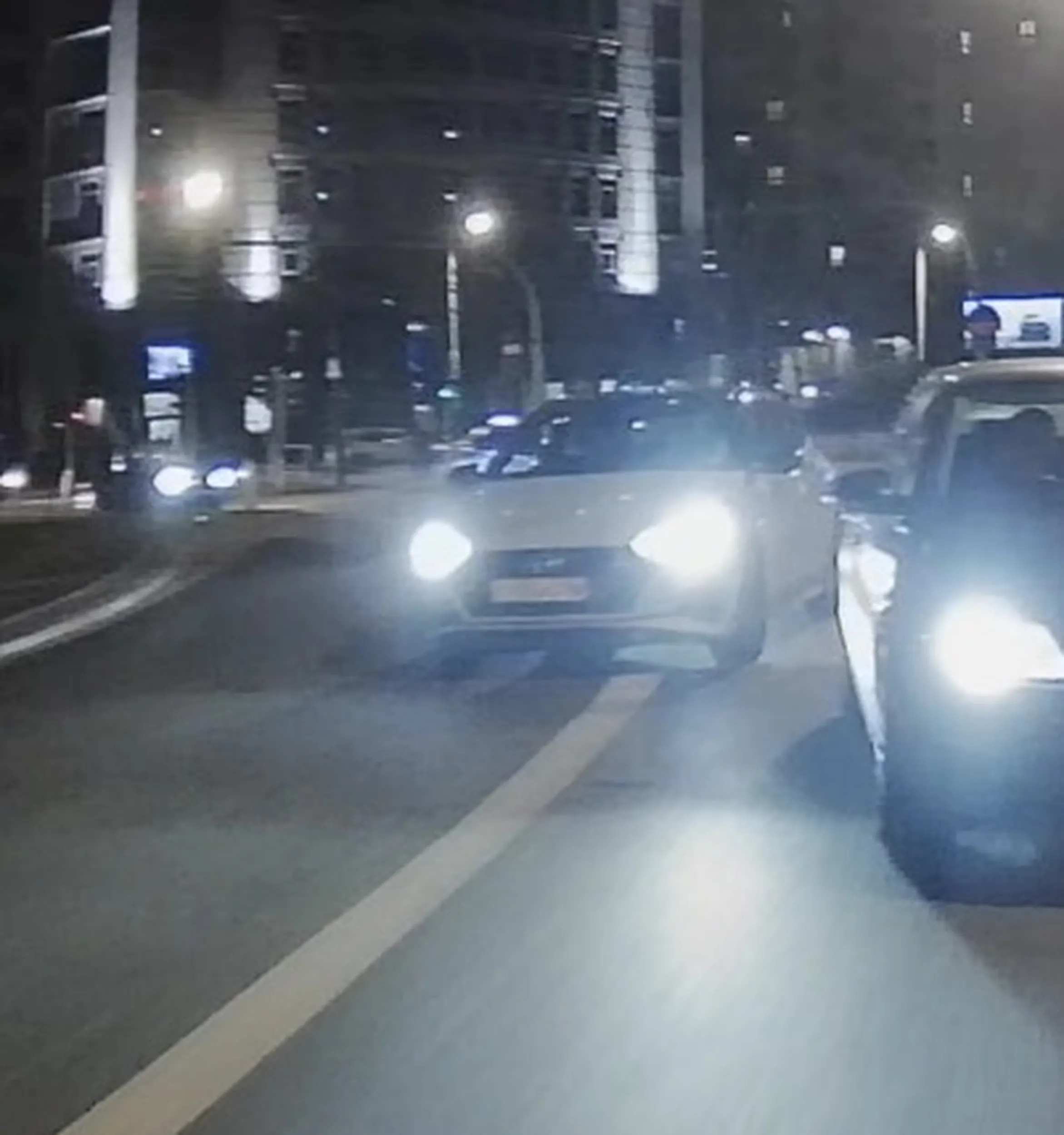 Na rondzie przy Arkadii, oprócz tego, że dwa razy przejechał przez linię ciągłą, wyprzedzając po wewnętrznym pasie ronda, to jeszcze przy zjeździe z ronda ostro mnie zajechał — ale nie uderzył — na przejściu dla pieszych.