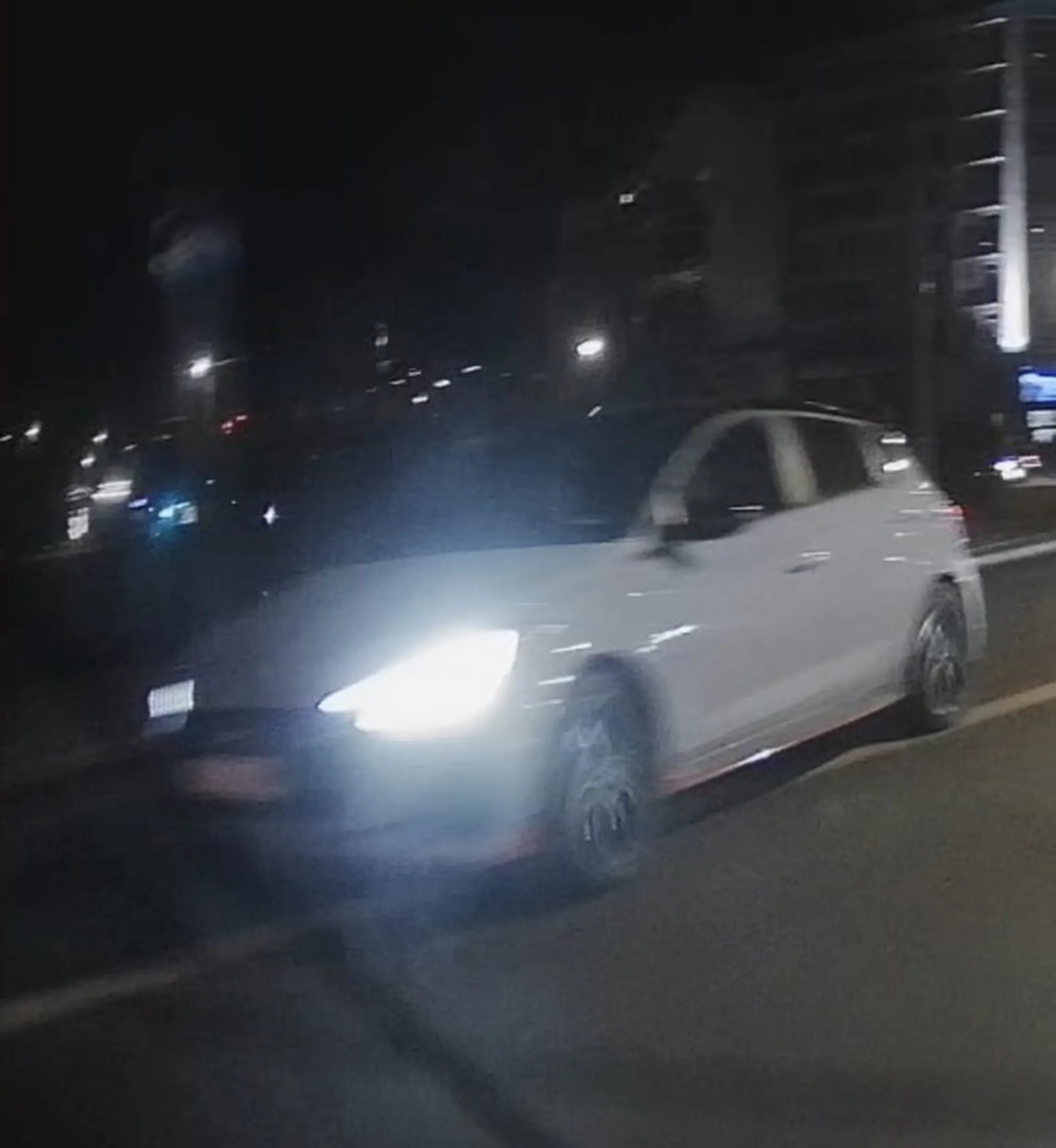 Na rondzie przy Arkadii, oprócz tego, że dwa razy przejechał przez linię ciągłą, wyprzedzając po wewnętrznym pasie ronda, to jeszcze przy zjeździe z ronda ostro mnie zajechał — ale nie uderzył — na przejściu dla pieszych.