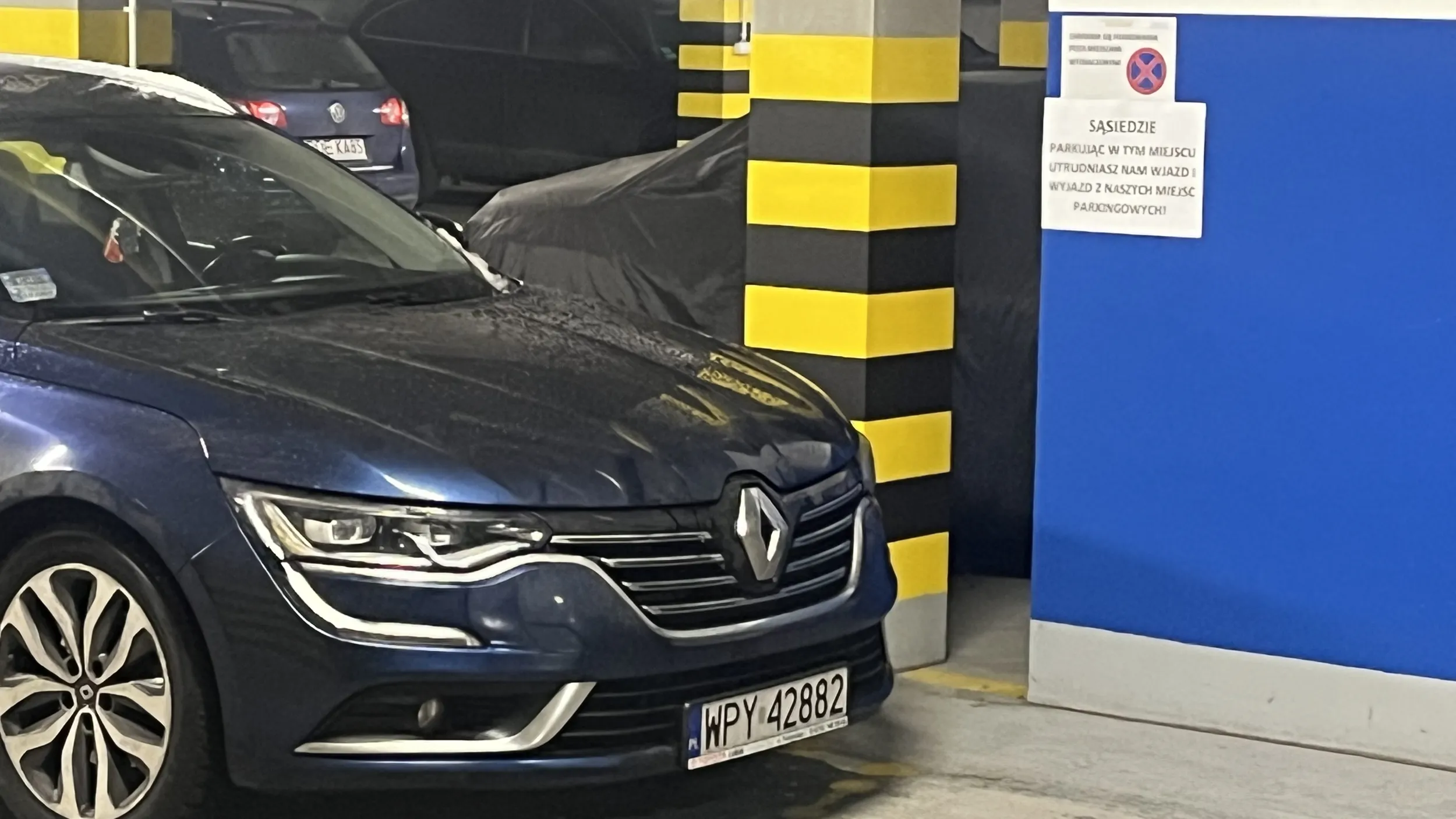 Uwaga! Osobnik ma problemy z czytaniem lub/i poszanowaniem zwyczajów miejskich. Nie polecam.