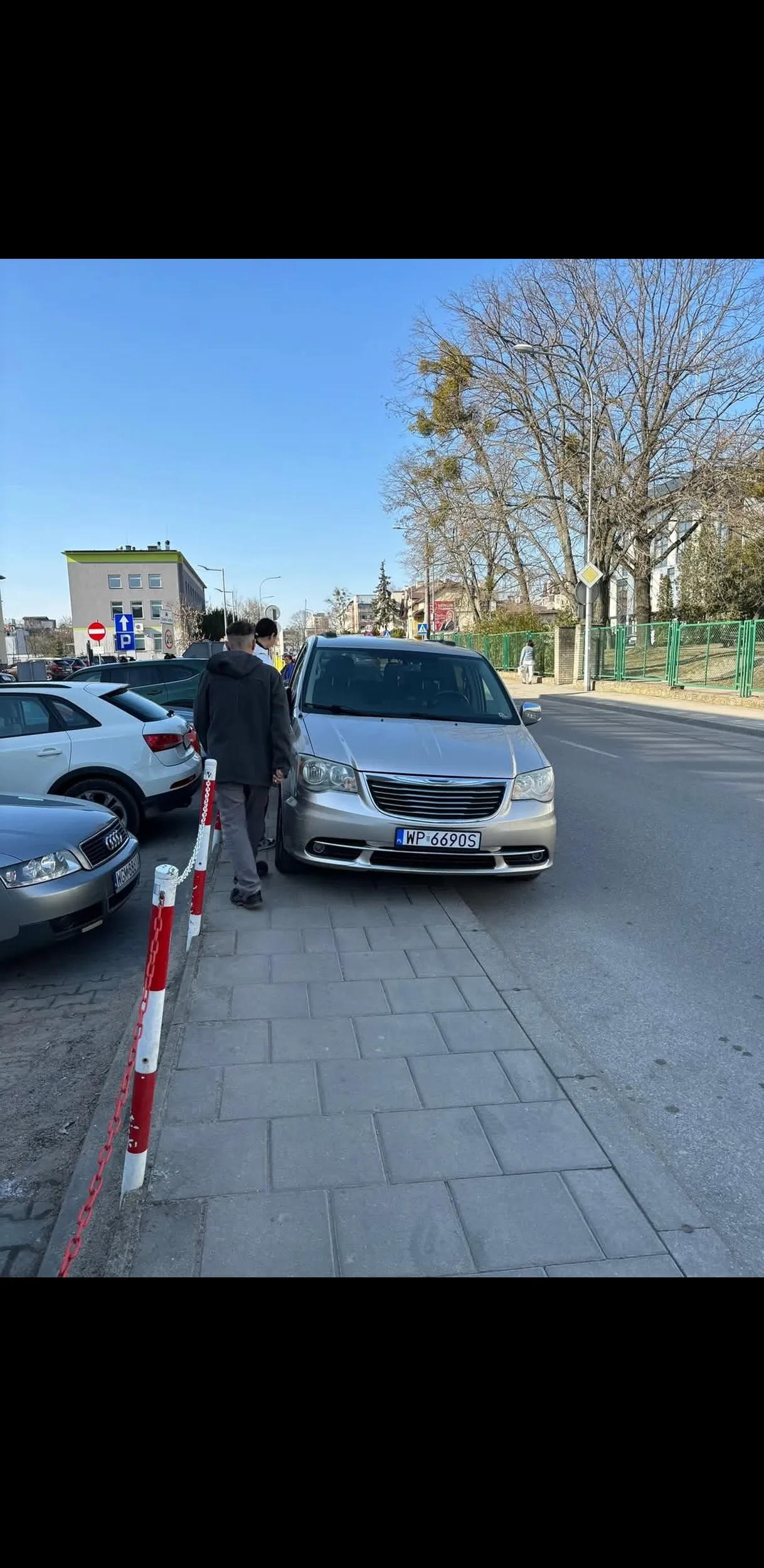 Głupia pipa co nie wie, że na chodniku się nie parkuje. Postawiła samochód tak, że nie dało się przejść, a na jakiekolwiek zwrócenie uwagi usłyszałam "trzeba było przejść na drugą stronę zamiast robić aferę".