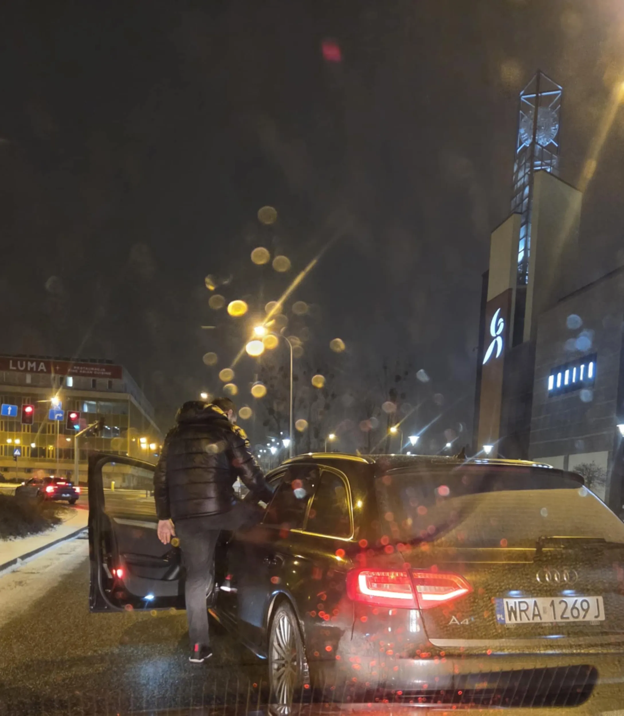 Najpierw wymusza pierwszeństwo, po zwróceniu uwagi po chwili wyprzedza na bus pasie i wyhamowuję. Jak zacząłem trąbić to mnie wyhamował do 0, wysiadł, szarpał za klamkę i zaczął mnie obrażać.