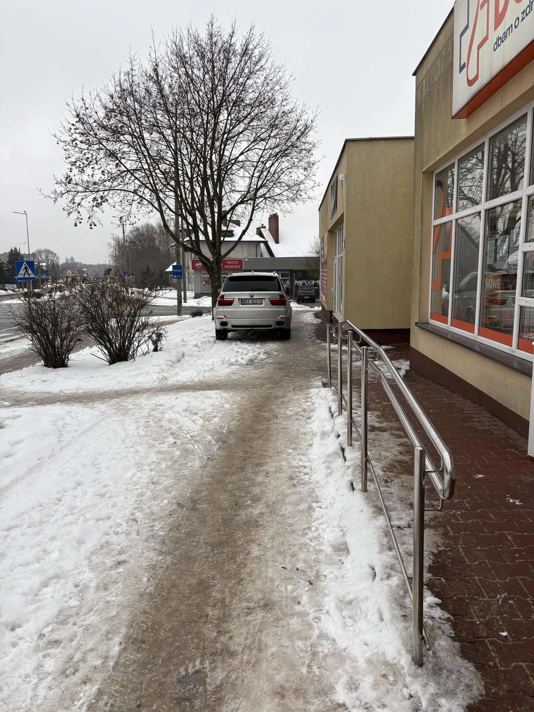 Pionki, ulica Mickiewicza 28.01.2026 godzina 10:41 Jazda wzdłuż po chodniku