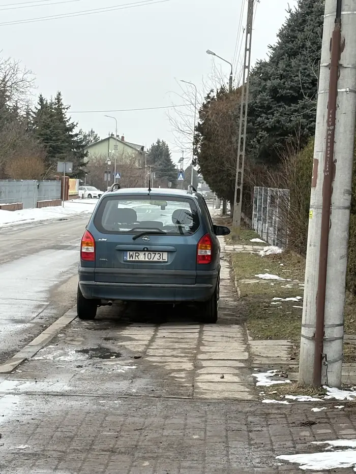 kierowca zapomina o pieszych parkujac na calym chodniku