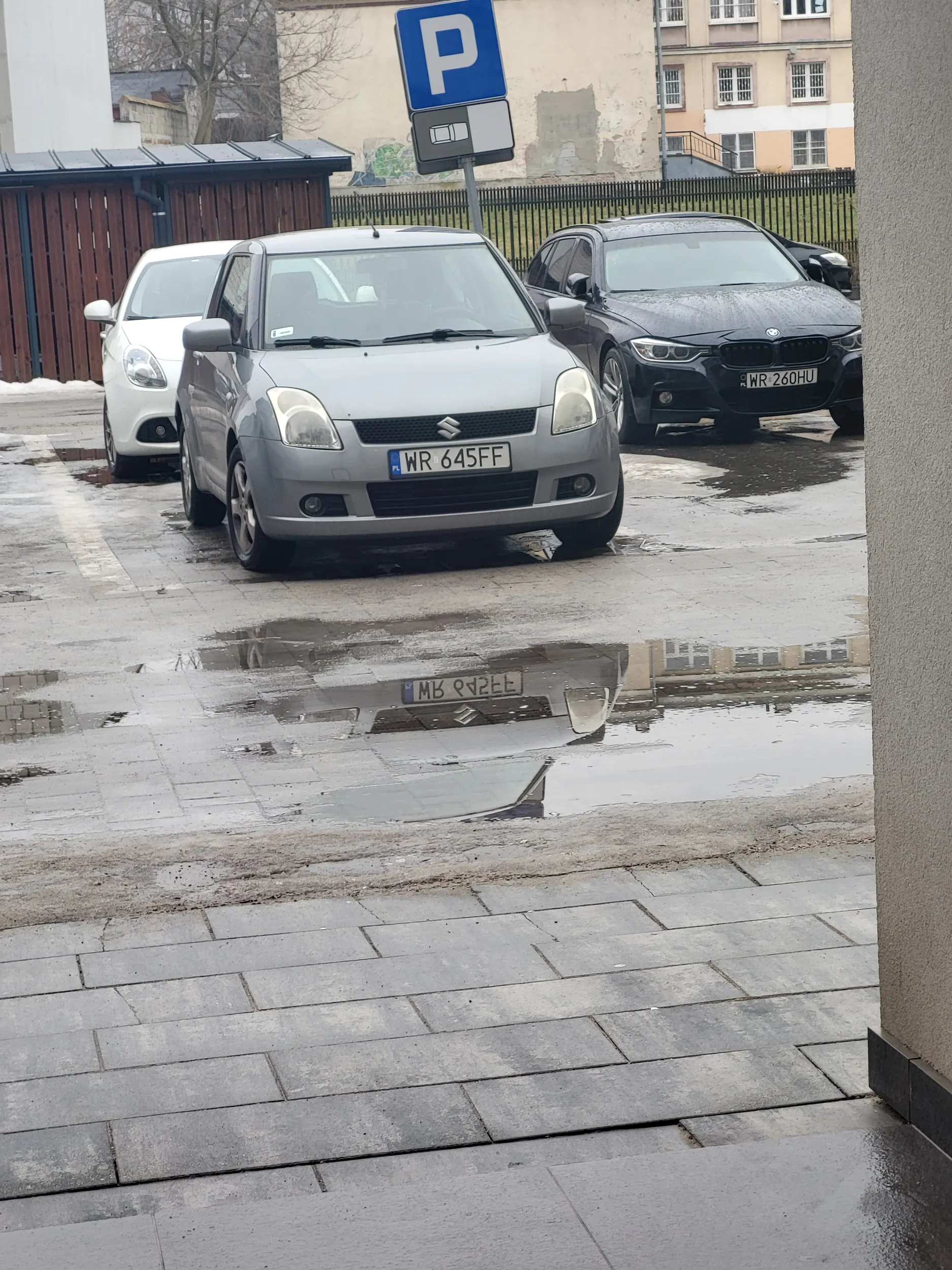 Bezmózg w BMW blokuje PRYWATNY parking na ul. Wolność.