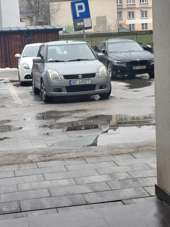 Bezmózg w BMW blokuje PRYWATNY parking na ul. Wolność.