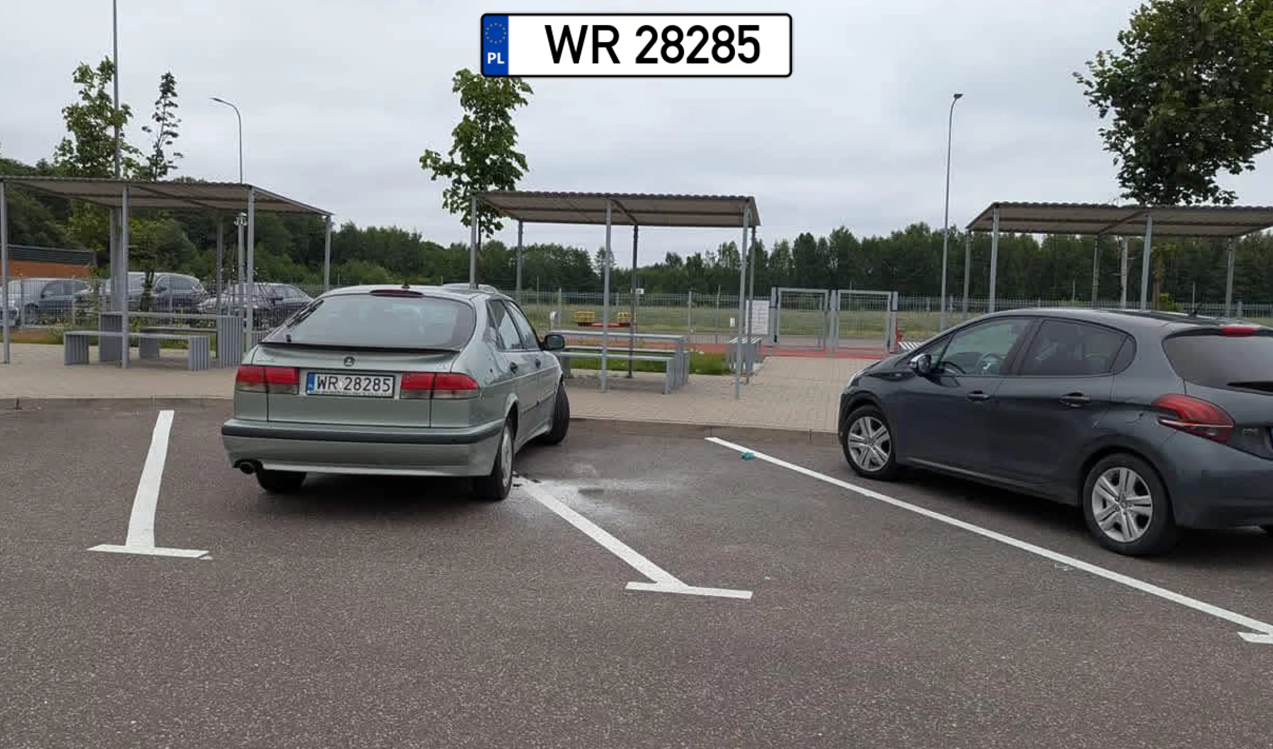 Linie ktoś źle narysował. Pod kątem po pijaku chyba.