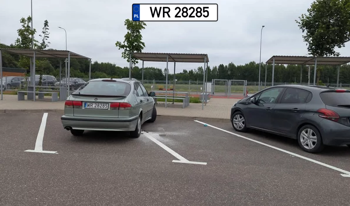 Linie ktoś źle narysował. Pod kątem po pijaku chyba.