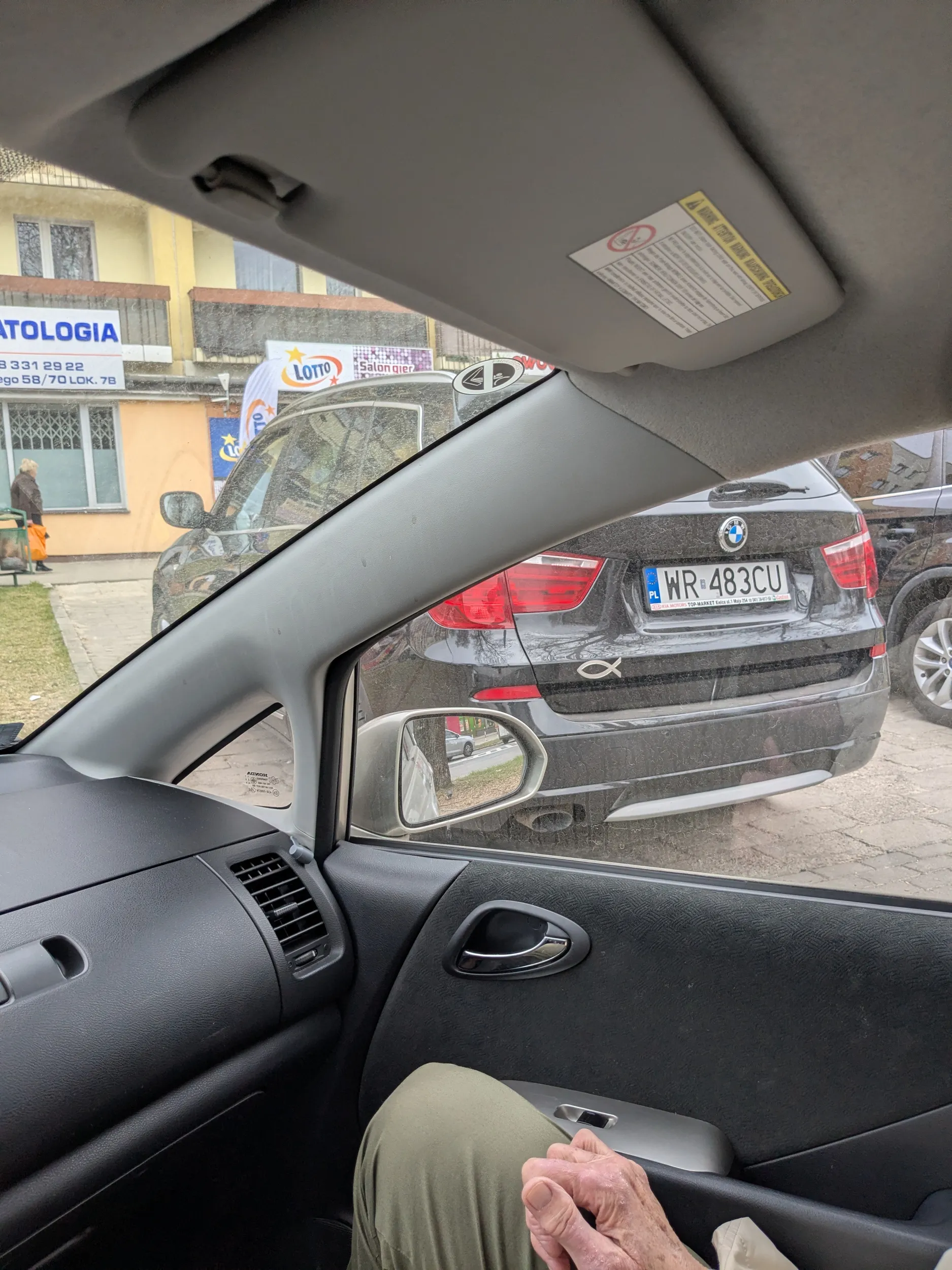 Beemiarz parkuje tak że go trzeba trawnikiem omijać