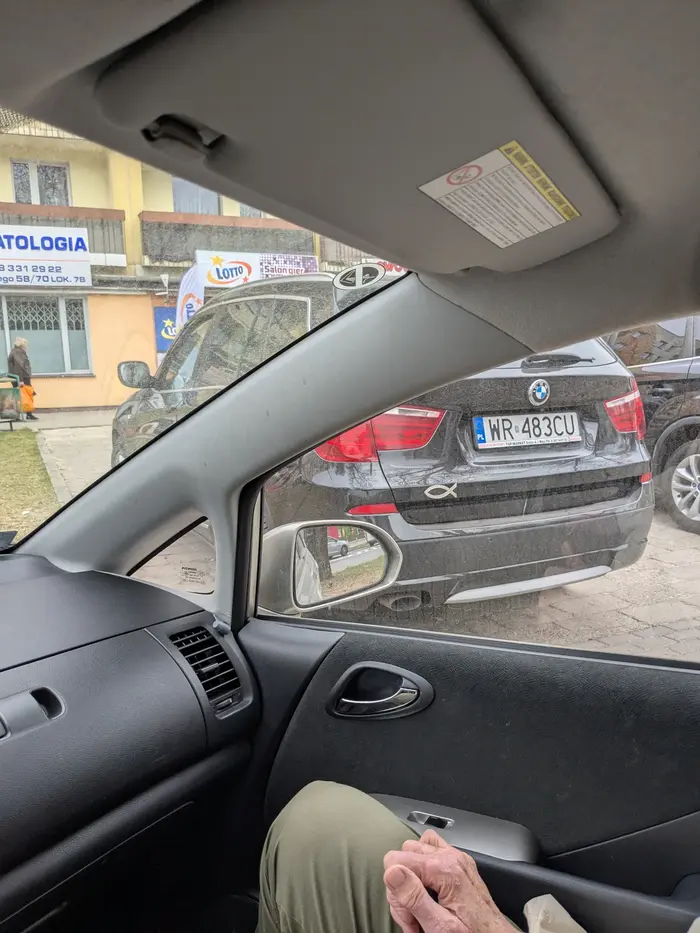 Beemiarz parkuje tak że go trzeba trawnikiem omijać