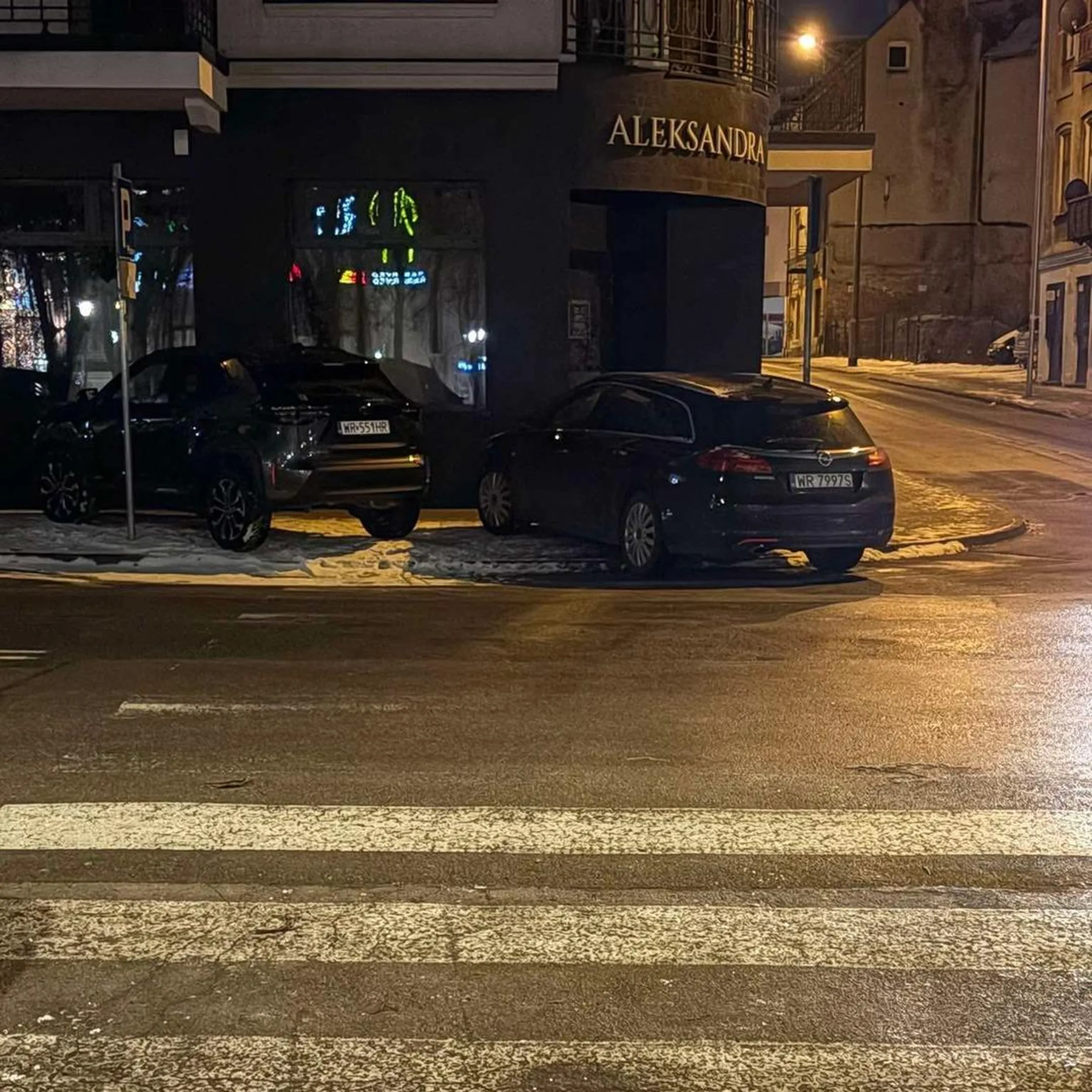 Parkowanie na pasach, a prawko z chipsów.