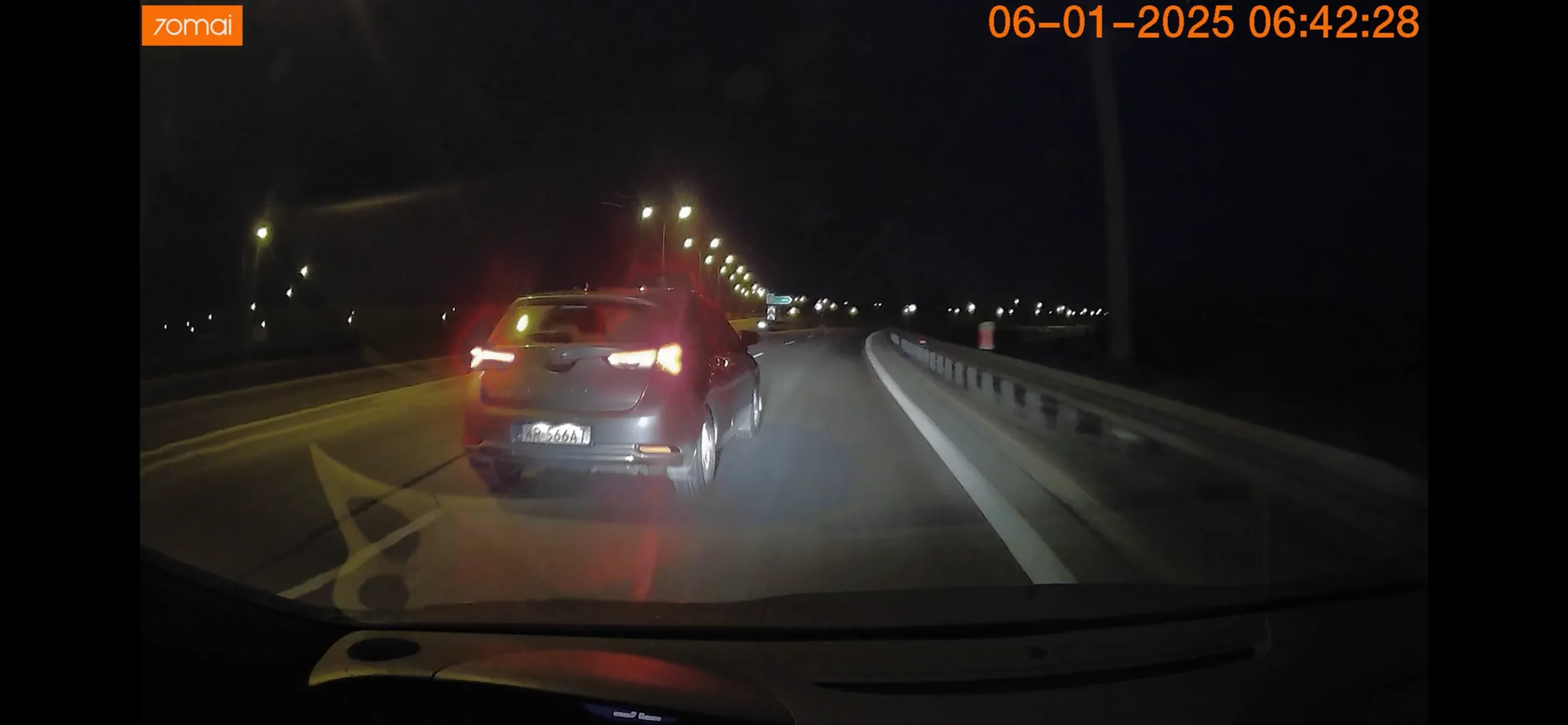 Prawie babo durna spowodowalas wypadek a ja cudem nie owinalem sie w barierki. Naucz sie zasad jazdy ze lewym pasem to sie wyprzedza a nie jezdzi, patrzy sie w lusterka przy zmianie pasa szczegolnie w zime