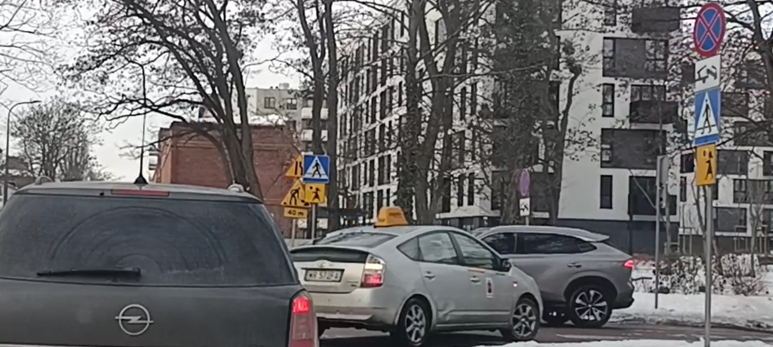 Ciapaty na taxi z lewej strony z ulicy podporządkowanej wbija się na centymetry przed samochód z pierwszeństwem przejazdu na skrzyżowaniu.