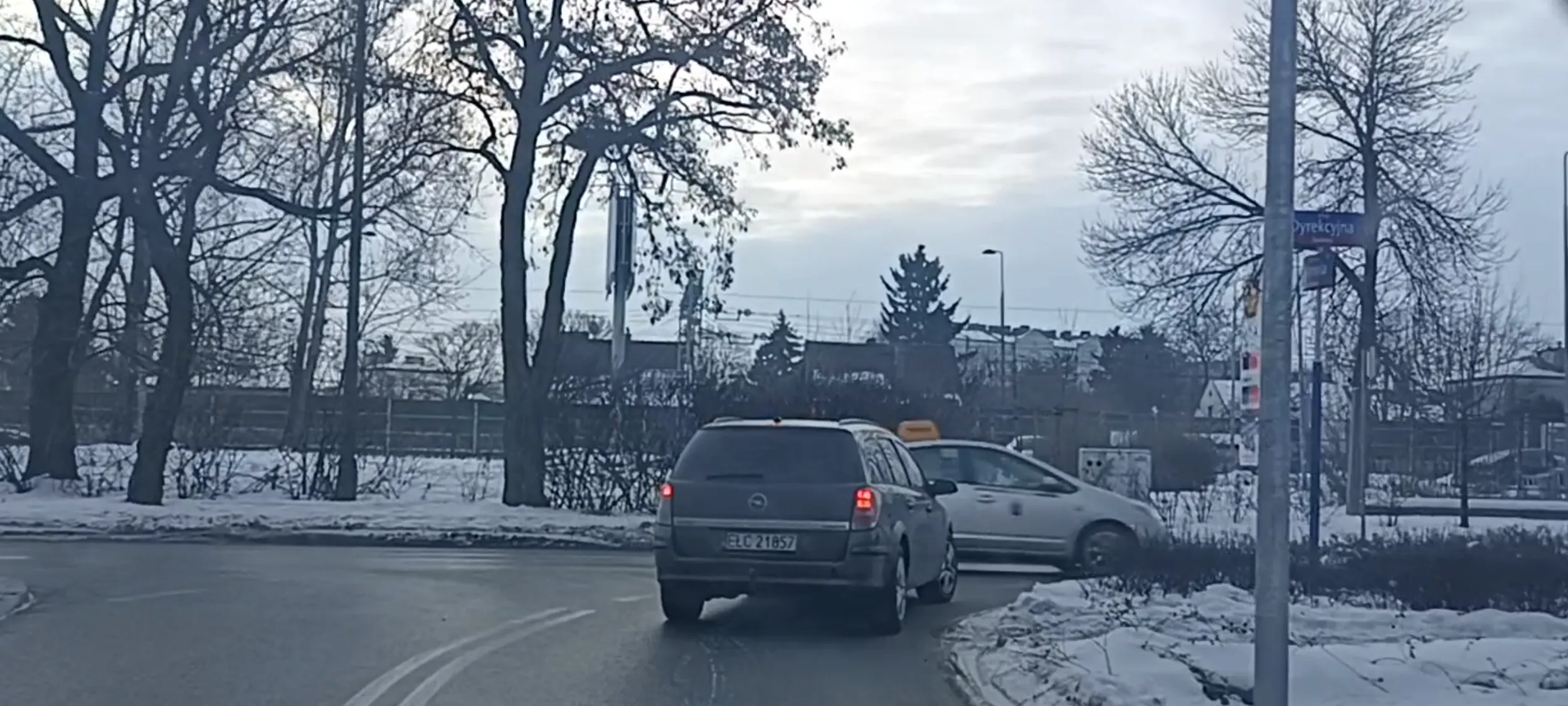 Ciapaty na taxi z lewej strony z ulicy podporządkowanej wbija się na centymetry przed samochód z pierwszeństwem przejazdu na skrzyżowaniu.